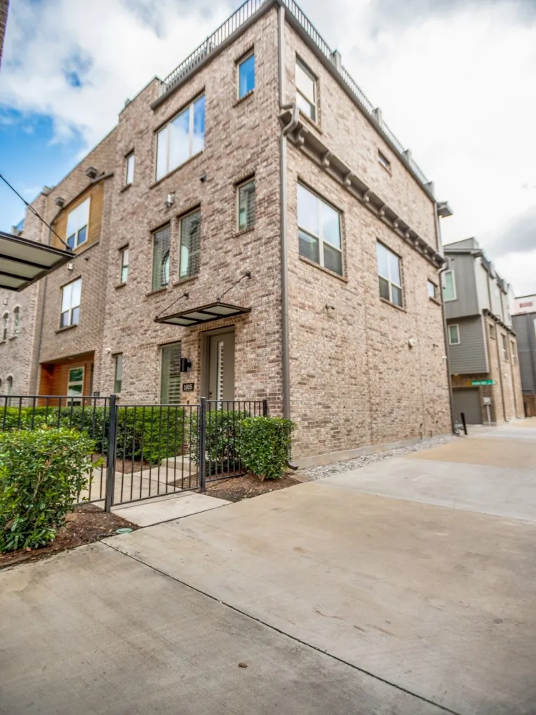 Townhouse For Sale in Dallas County , 1805 Granite Falls Court, Dallas, Texas 75204, 2 Bedroom, 3 Bathroom, 2 Garage spaces, 1,643 Sqft, built in 2019, mls#21375226, Real Estate Agent in Dallas, Homes For Sale in Dallas county, Homes For Sale in Dallas, Realtor in Dallas Texas, Real Estate Brokerage Independent Realty Texas, Luminita Cordes Realtor