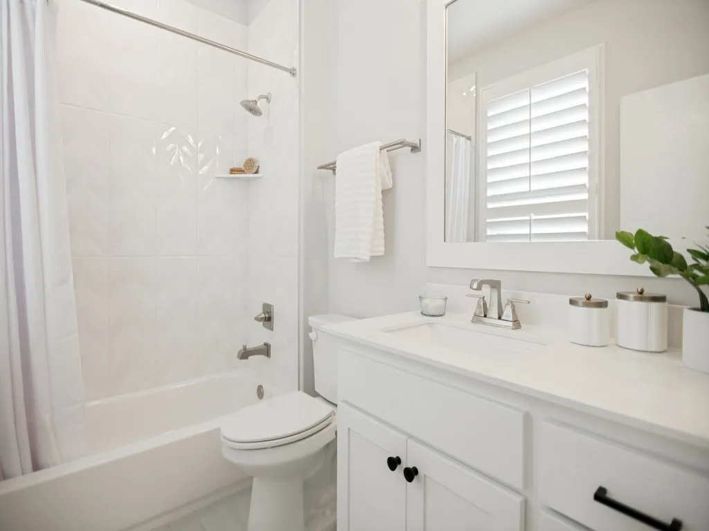 second bedroom en suite bath with tub