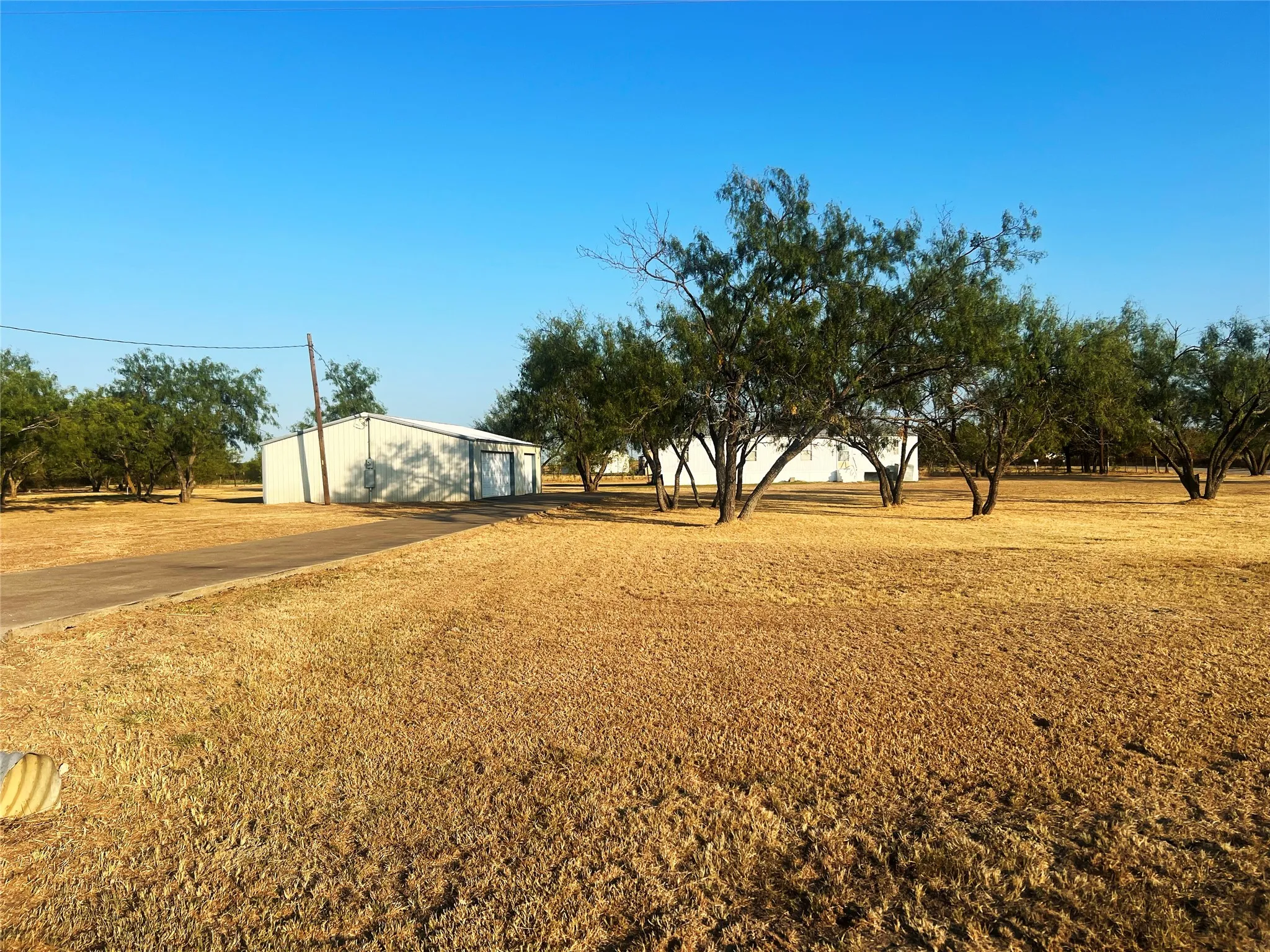 Manufactured Home For Sale in Kaufman County , 1010 County Road 136a, Terrell, Texas 75161, 2 Bedroom, 2 Bathroom, 3 Garage spaces, 896 Sqft, built in 1999, mls#21382719, Real Estate Agent in Terrell, Homes For Sale in Kaufman county, Homes For Sale in Terrell, Realtor in Terrell Texas, Real Estate Brokerage Independent Realty Texas, Luminita Cordes Realtor