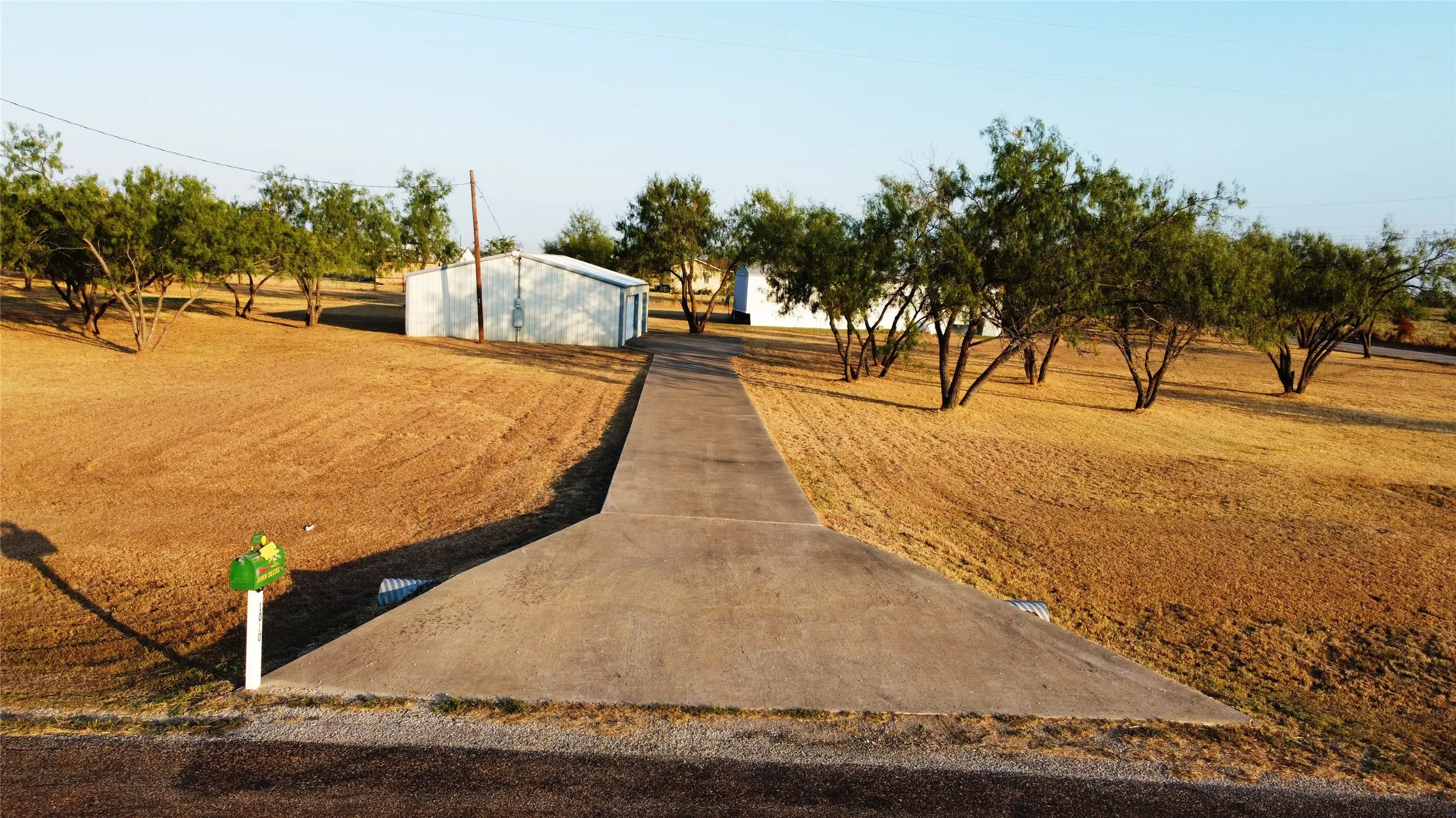 Manufactured Home For Sale in Kaufman County , 1010 County Road 136a, Terrell, Texas 75161, 2 Bedroom, 2 Bathroom, 3 Garage spaces, 896 Sqft, built in 1999, mls#21382719, Real Estate Agent in Terrell, Homes For Sale in Kaufman county, Homes For Sale in Terrell, Realtor in Terrell Texas, Real Estate Brokerage Independent Realty Texas, Luminita Cordes Realtor