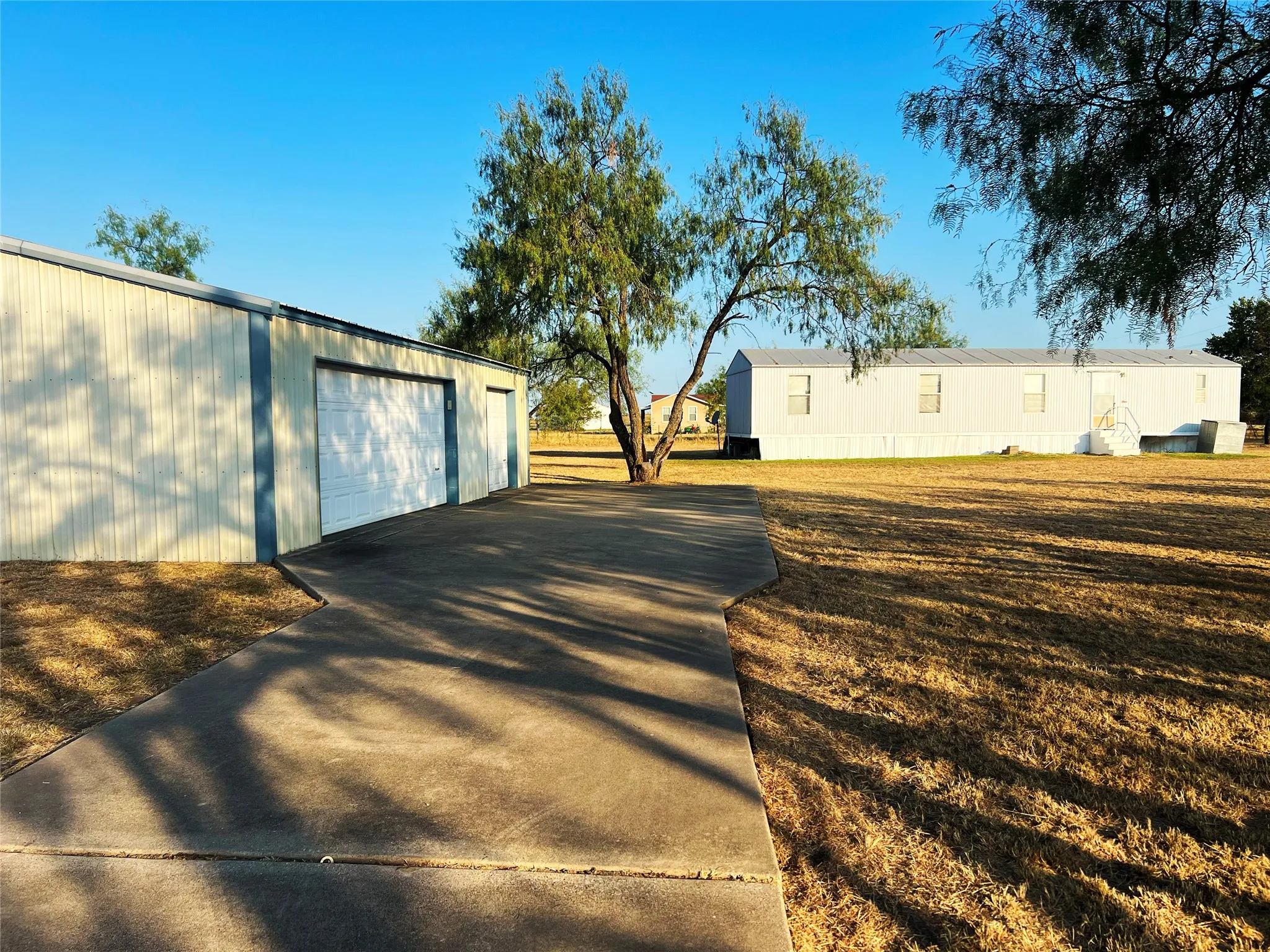 Manufactured Home For Sale in Kaufman County , 1010 County Road 136a, Terrell, Texas 75161, 2 Bedroom, 2 Bathroom, 3 Garage spaces, 896 Sqft, built in 1999, mls#21382719, Real Estate Agent in Terrell, Homes For Sale in Kaufman county, Homes For Sale in Terrell, Realtor in Terrell Texas, Real Estate Brokerage Independent Realty Texas, Luminita Cordes Realtor
