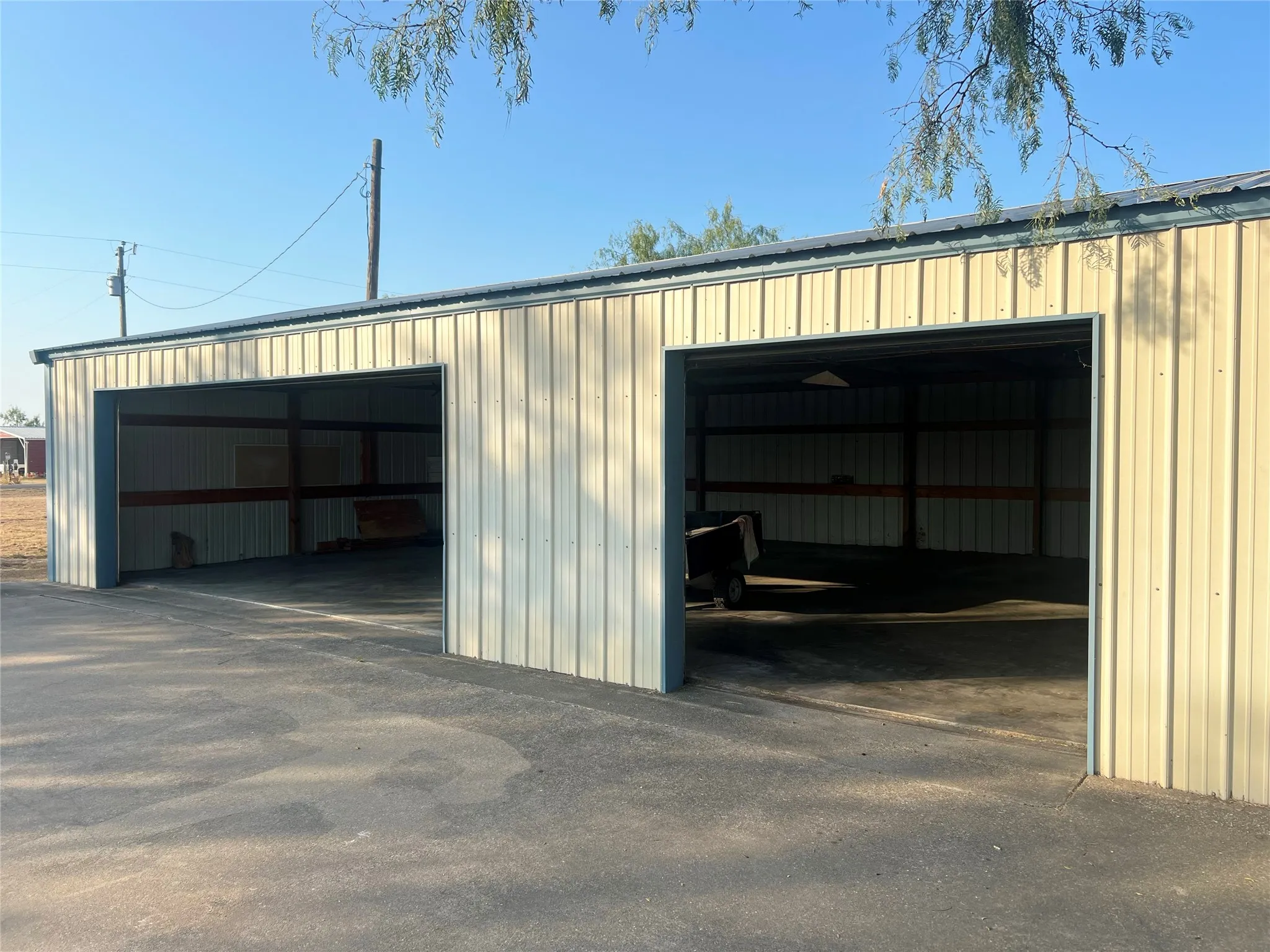 Manufactured Home For Sale in Kaufman County , 1010 County Road 136a, Terrell, Texas 75161, 2 Bedroom, 2 Bathroom, 3 Garage spaces, 896 Sqft, built in 1999, mls#21382719, Real Estate Agent in Terrell, Homes For Sale in Kaufman county, Homes For Sale in Terrell, Realtor in Terrell Texas, Real Estate Brokerage Independent Realty Texas, Luminita Cordes Realtor