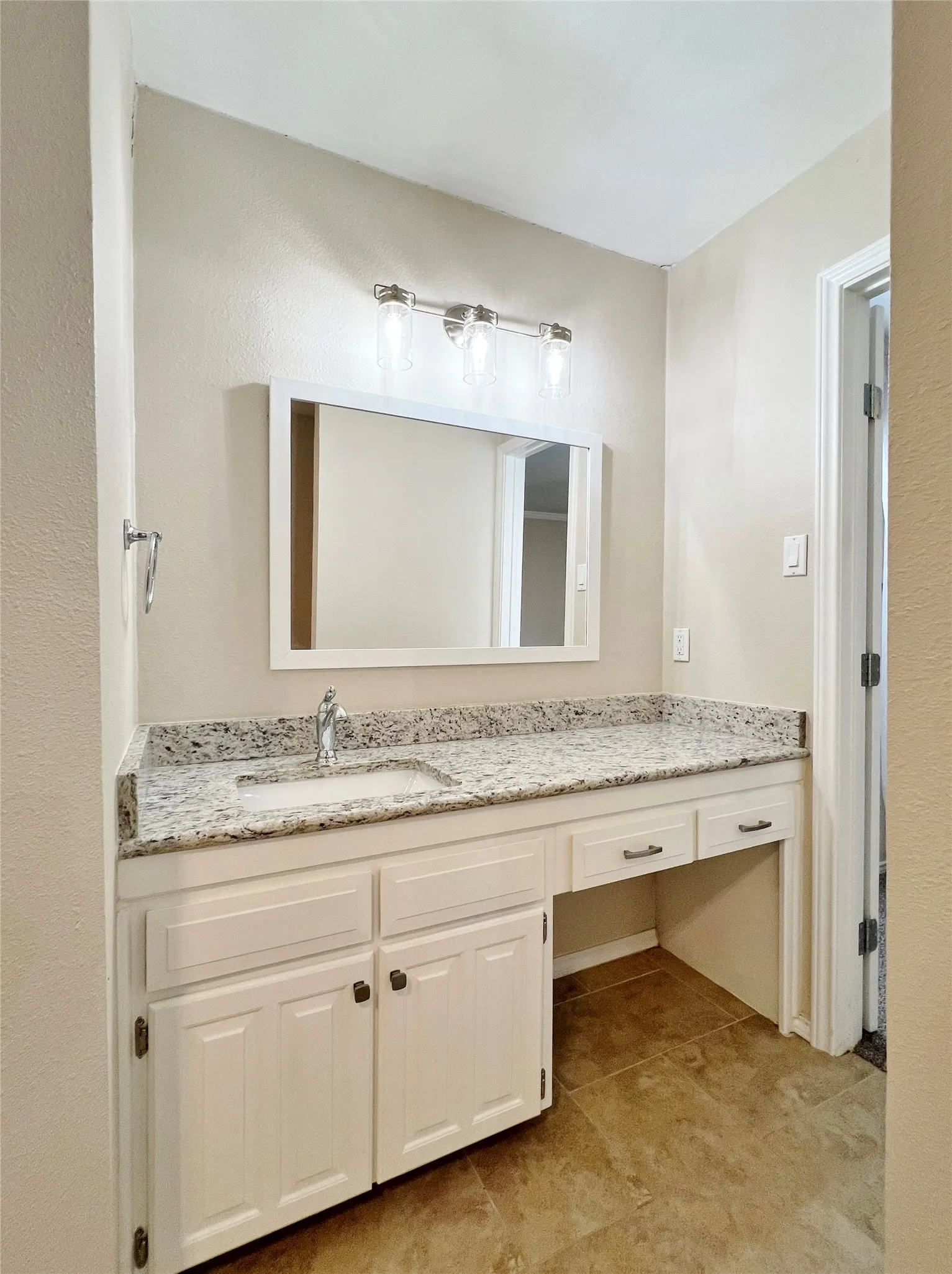 Single Family Residence For Rent in Tarrant County , 3101 Murphy Drive, Bedford, Texas 76021, 3 Bedroom, 2 Bathroom, 2 Garage spaces, 1,699 Sqft, built in 1979, mls#21382909, Real Estate Agent in Bedford, Homes For Rent in Tarrant county, Homes For Rent in Bedford, Realtor in Bedford Texas, Real Estate Brokerage Independent Realty Texas, Luminita Cordes Realtor