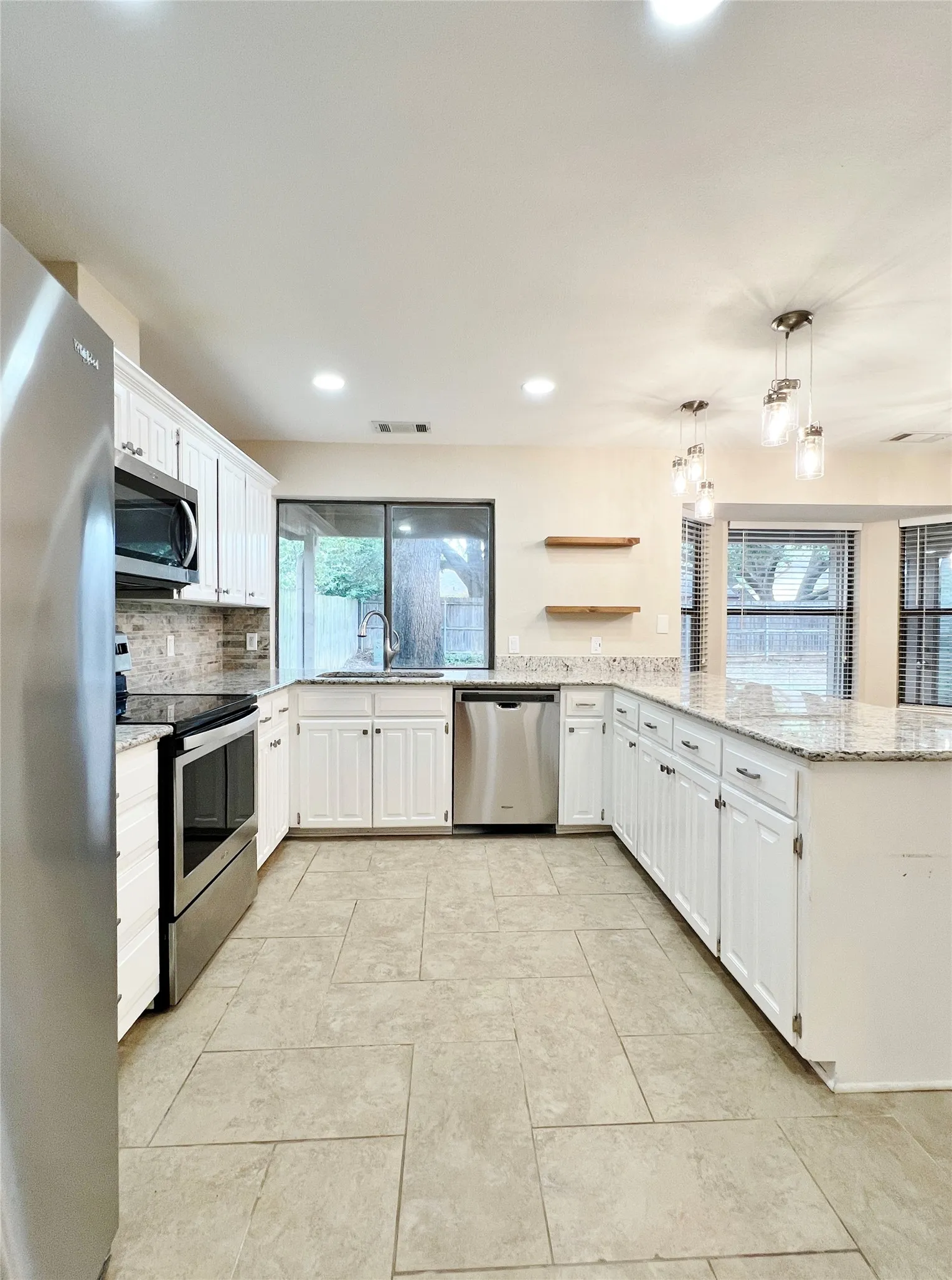 Single Family Residence For Rent in Tarrant County , 3101 Murphy Drive, Bedford, Texas 76021, 3 Bedroom, 2 Bathroom, 2 Garage spaces, 1,699 Sqft, built in 1979, mls#21382909, Real Estate Agent in Bedford, Homes For Rent in Tarrant county, Homes For Rent in Bedford, Realtor in Bedford Texas, Real Estate Brokerage Independent Realty Texas, Luminita Cordes Realtor