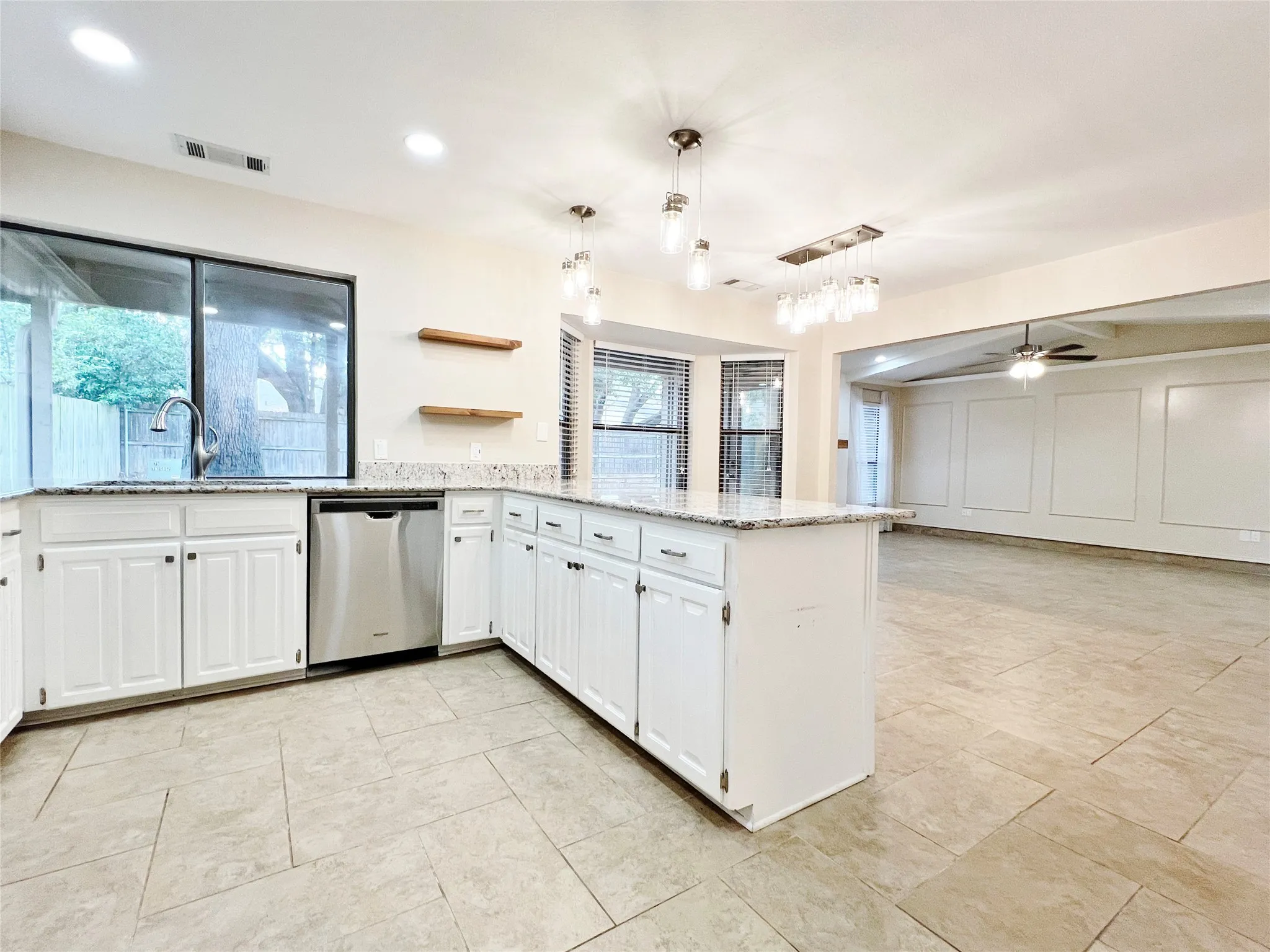 Single Family Residence For Rent in Tarrant County , 3101 Murphy Drive, Bedford, Texas 76021, 3 Bedroom, 2 Bathroom, 2 Garage spaces, 1,699 Sqft, built in 1979, mls#21382909, Real Estate Agent in Bedford, Homes For Rent in Tarrant county, Homes For Rent in Bedford, Realtor in Bedford Texas, Real Estate Brokerage Independent Realty Texas, Luminita Cordes Realtor