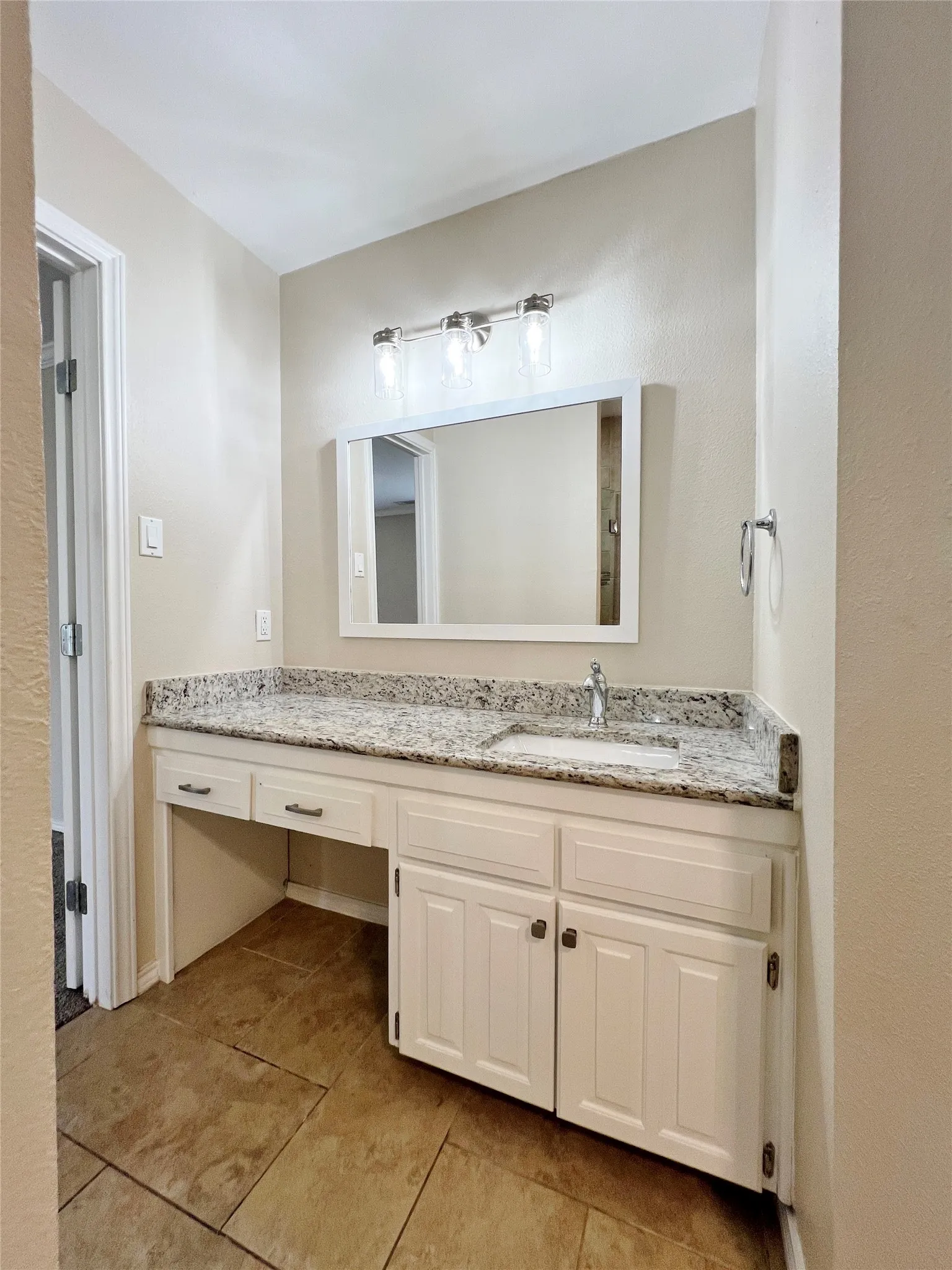 Single Family Residence For Rent in Tarrant County , 3101 Murphy Drive, Bedford, Texas 76021, 3 Bedroom, 2 Bathroom, 2 Garage spaces, 1,699 Sqft, built in 1979, mls#21382909, Real Estate Agent in Bedford, Homes For Rent in Tarrant county, Homes For Rent in Bedford, Realtor in Bedford Texas, Real Estate Brokerage Independent Realty Texas, Luminita Cordes Realtor