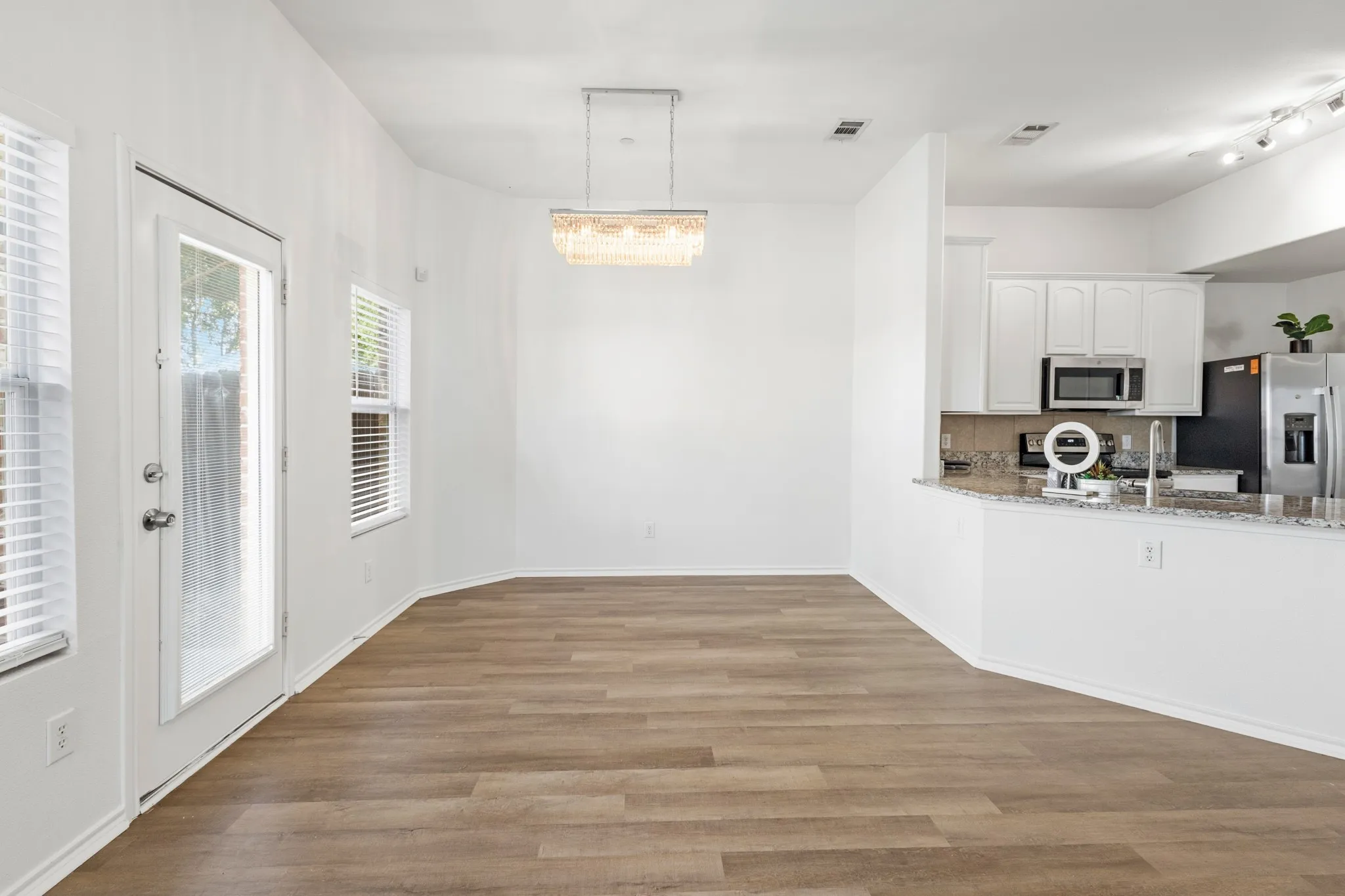Townhouse For Rent in Collin County , 5315 Crimson Oaks Drive, Frisco, Texas 75035, 3 Bedroom, 3 Bathroom, 2 Garage spaces, 1,682 Sqft, built in 2005, mls#21382912, Real Estate Agent in Frisco, Homes For Rent in Collin county, Homes For Rent in Frisco, Realtor in Frisco Texas, Real Estate Brokerage Independent Realty Texas, Luminita Cordes Realtor