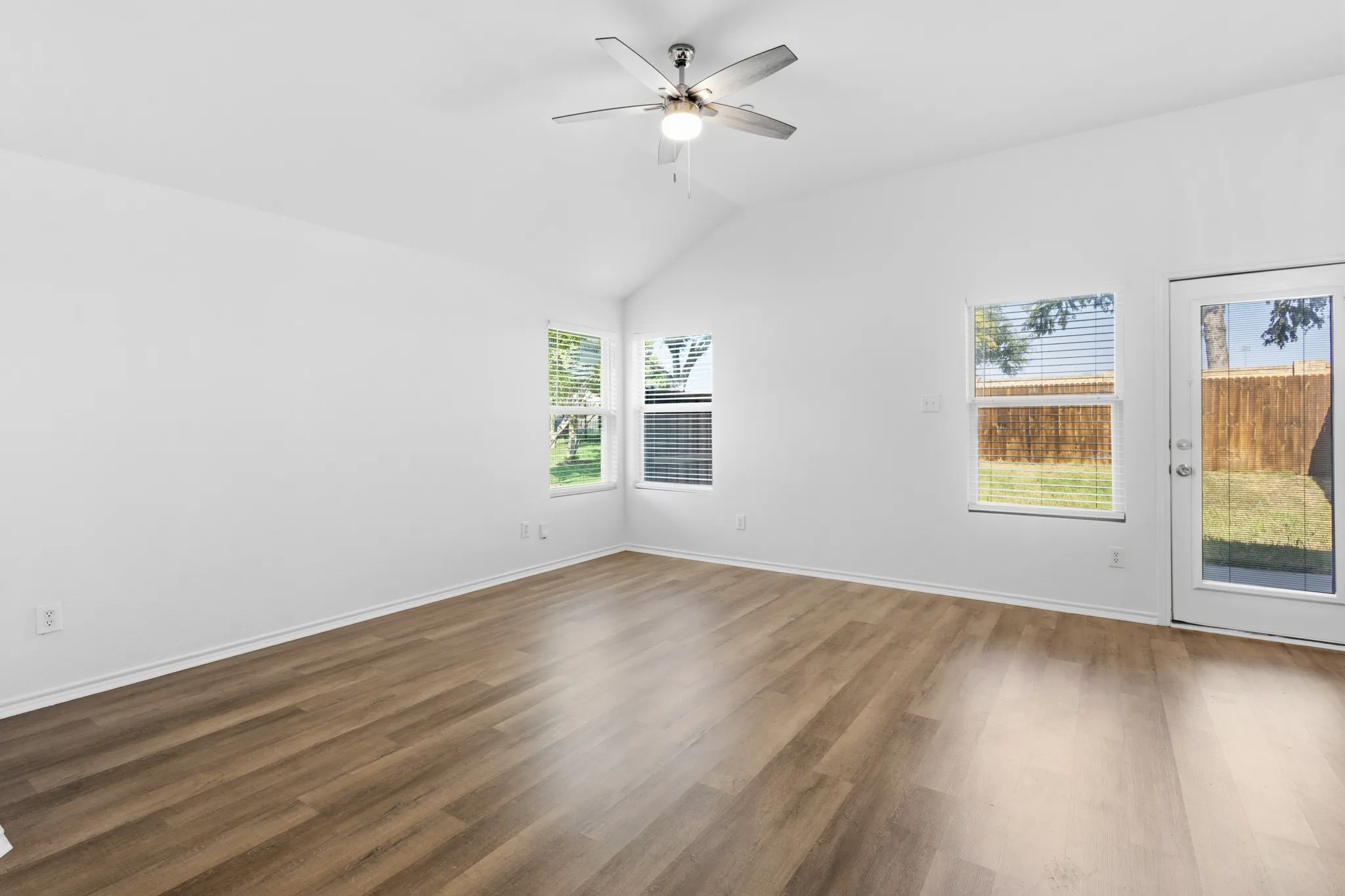Townhouse For Rent in Collin County , 5315 Crimson Oaks Drive, Frisco, Texas 75035, 3 Bedroom, 3 Bathroom, 2 Garage spaces, 1,682 Sqft, built in 2005, mls#21382912, Real Estate Agent in Frisco, Homes For Rent in Collin county, Homes For Rent in Frisco, Realtor in Frisco Texas, Real Estate Brokerage Independent Realty Texas, Luminita Cordes Realtor