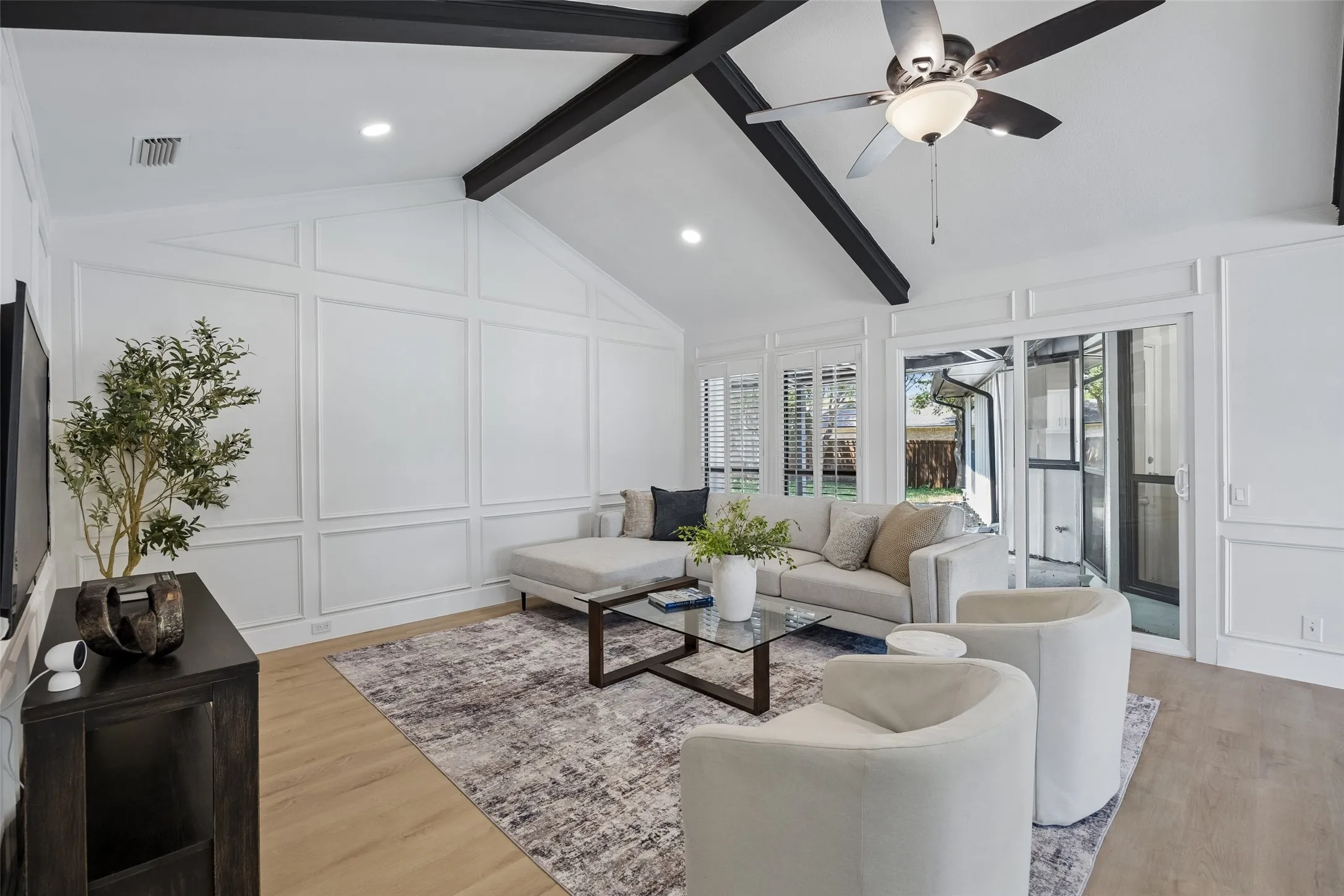 Single Family Residence For Sale in Dallas County , 1137 Seminary Ridge, Garland, Texas 75043, 3 Bedroom, 2 Bathroom, 2 Garage spaces, 2,204 Sqft, built in 1981, mls#21382820, Real Estate Agent in Garland, Homes For Sale in Dallas county, Homes For Sale in Garland, Realtor in Garland Texas, Real Estate Brokerage Independent Realty Texas, Luminita Cordes Realtor