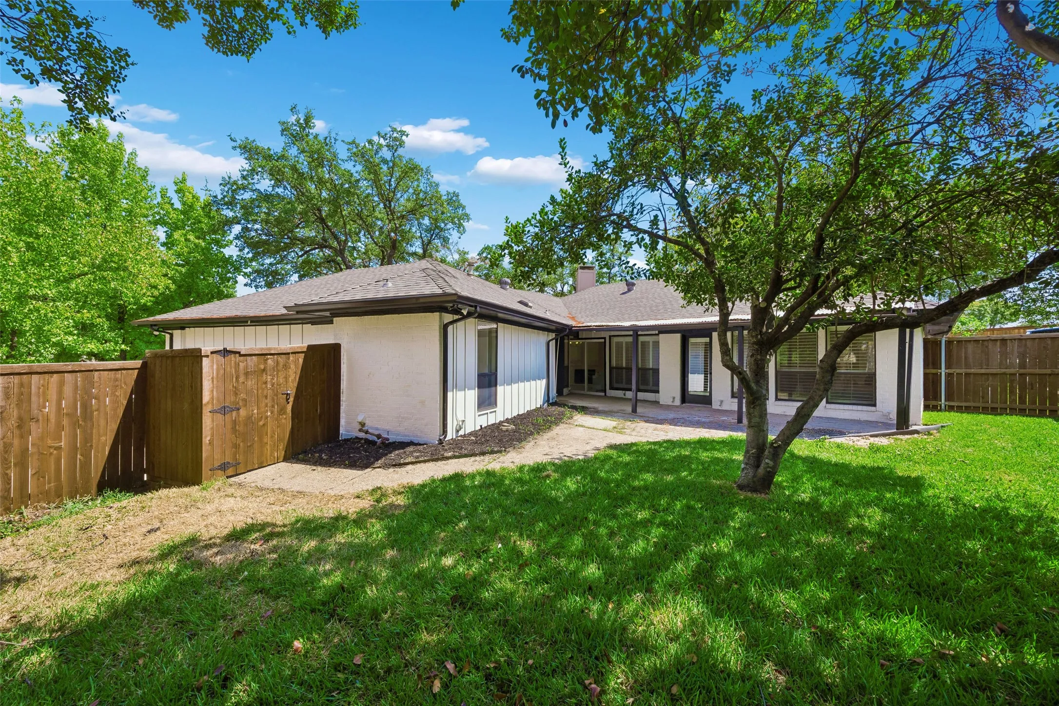Single Family Residence For Sale in Dallas County , 1137 Seminary Ridge, Garland, Texas 75043, 3 Bedroom, 2 Bathroom, 2 Garage spaces, 2,204 Sqft, built in 1981, mls#21382820, Real Estate Agent in Garland, Homes For Sale in Dallas county, Homes For Sale in Garland, Realtor in Garland Texas, Real Estate Brokerage Independent Realty Texas, Luminita Cordes Realtor