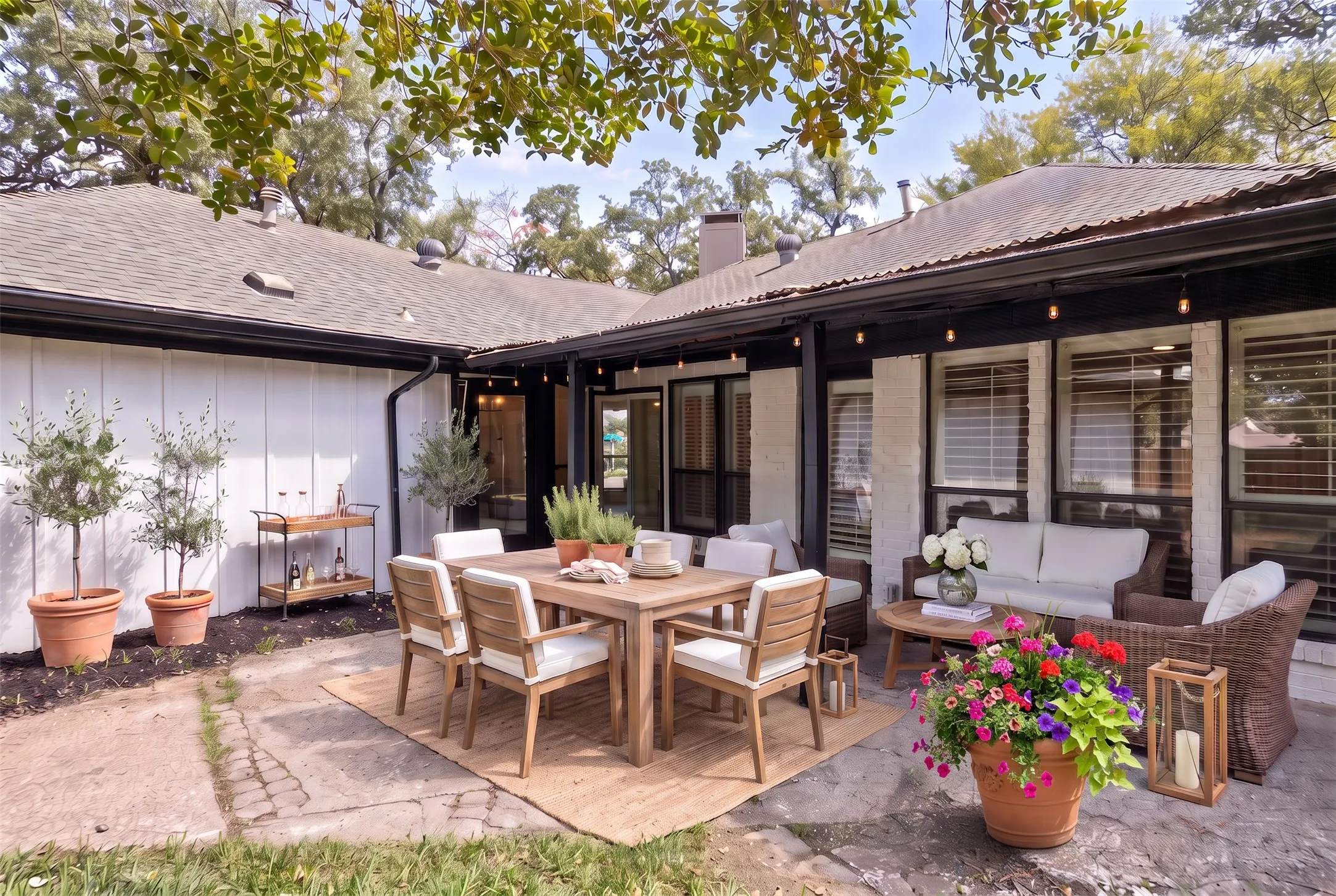 Single Family Residence For Sale in Dallas County , 1137 Seminary Ridge, Garland, Texas 75043, 3 Bedroom, 2 Bathroom, 2 Garage spaces, 2,204 Sqft, built in 1981, mls#21382820, Real Estate Agent in Garland, Homes For Sale in Dallas county, Homes For Sale in Garland, Realtor in Garland Texas, Real Estate Brokerage Independent Realty Texas, Luminita Cordes Realtor