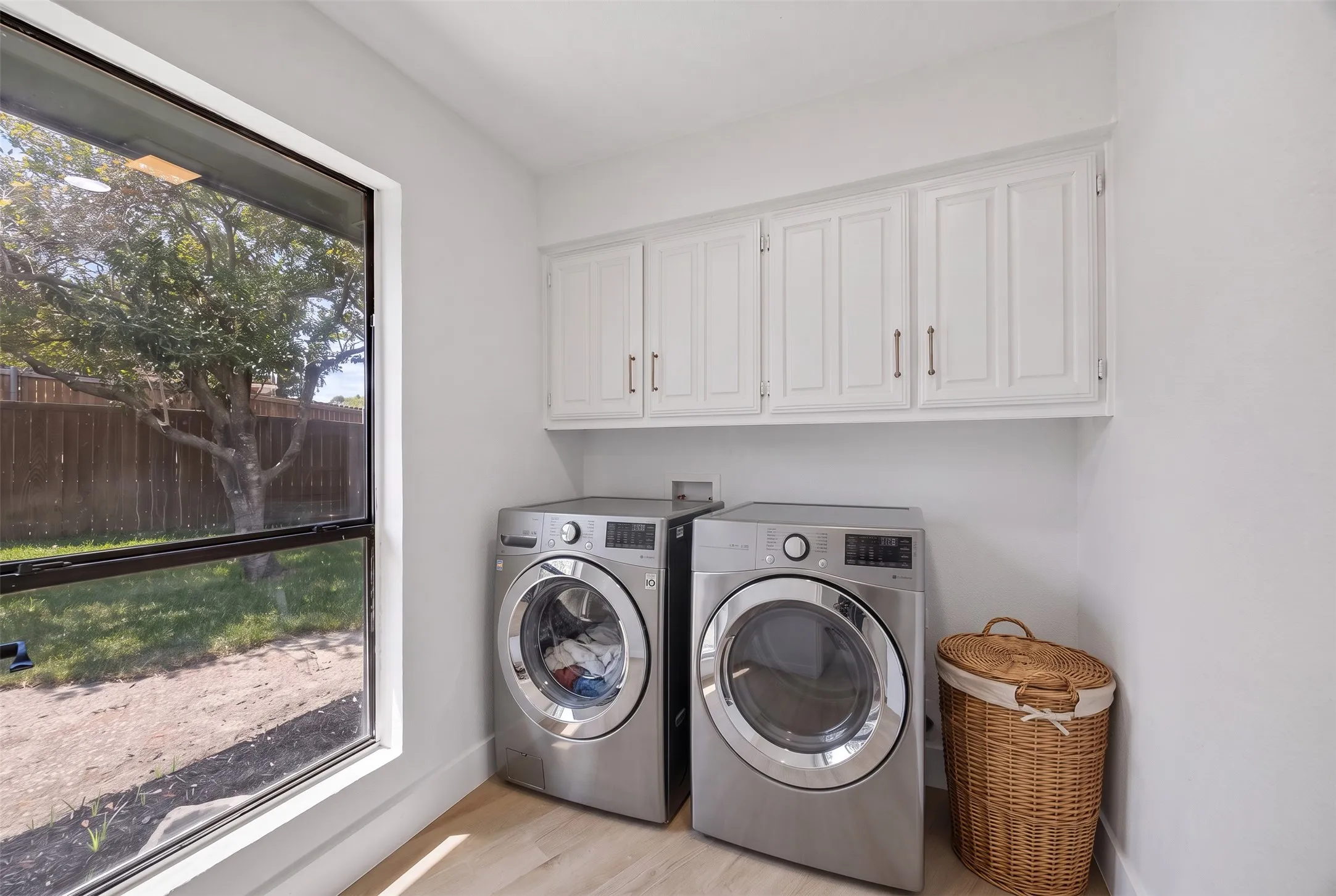 Single Family Residence For Sale in Dallas County , 1137 Seminary Ridge, Garland, Texas 75043, 3 Bedroom, 2 Bathroom, 2 Garage spaces, 2,204 Sqft, built in 1981, mls#21382820, Real Estate Agent in Garland, Homes For Sale in Dallas county, Homes For Sale in Garland, Realtor in Garland Texas, Real Estate Brokerage Independent Realty Texas, Luminita Cordes Realtor