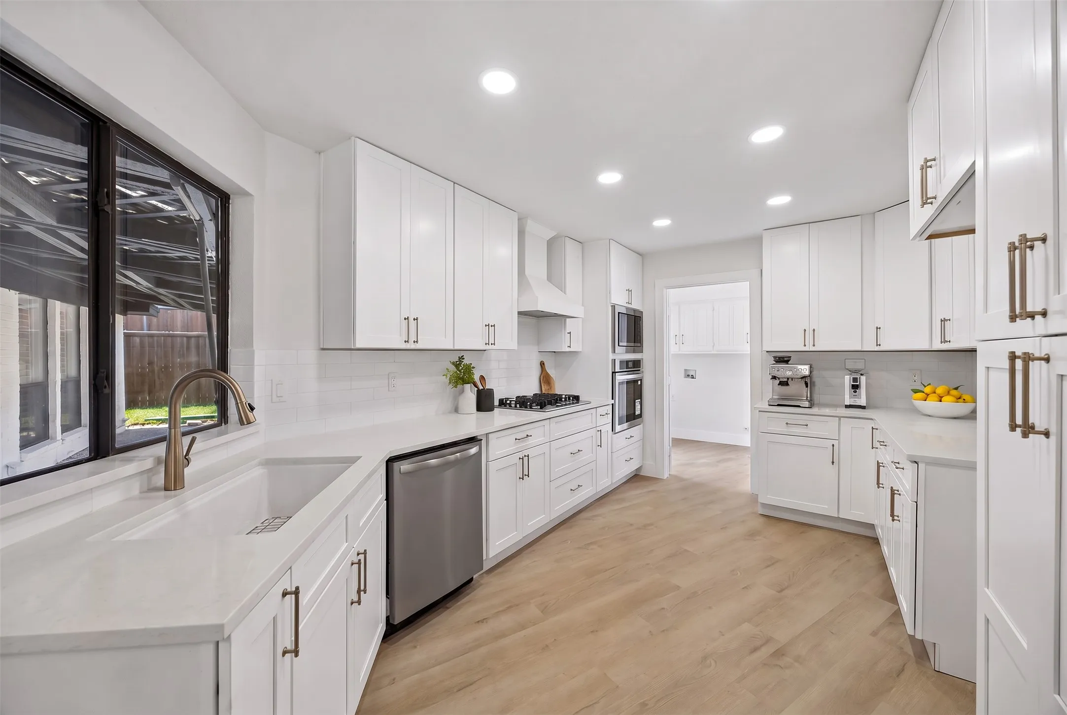 Single Family Residence For Sale in Dallas County , 1137 Seminary Ridge, Garland, Texas 75043, 3 Bedroom, 2 Bathroom, 2 Garage spaces, 2,204 Sqft, built in 1981, mls#21382820, Real Estate Agent in Garland, Homes For Sale in Dallas county, Homes For Sale in Garland, Realtor in Garland Texas, Real Estate Brokerage Independent Realty Texas, Luminita Cordes Realtor