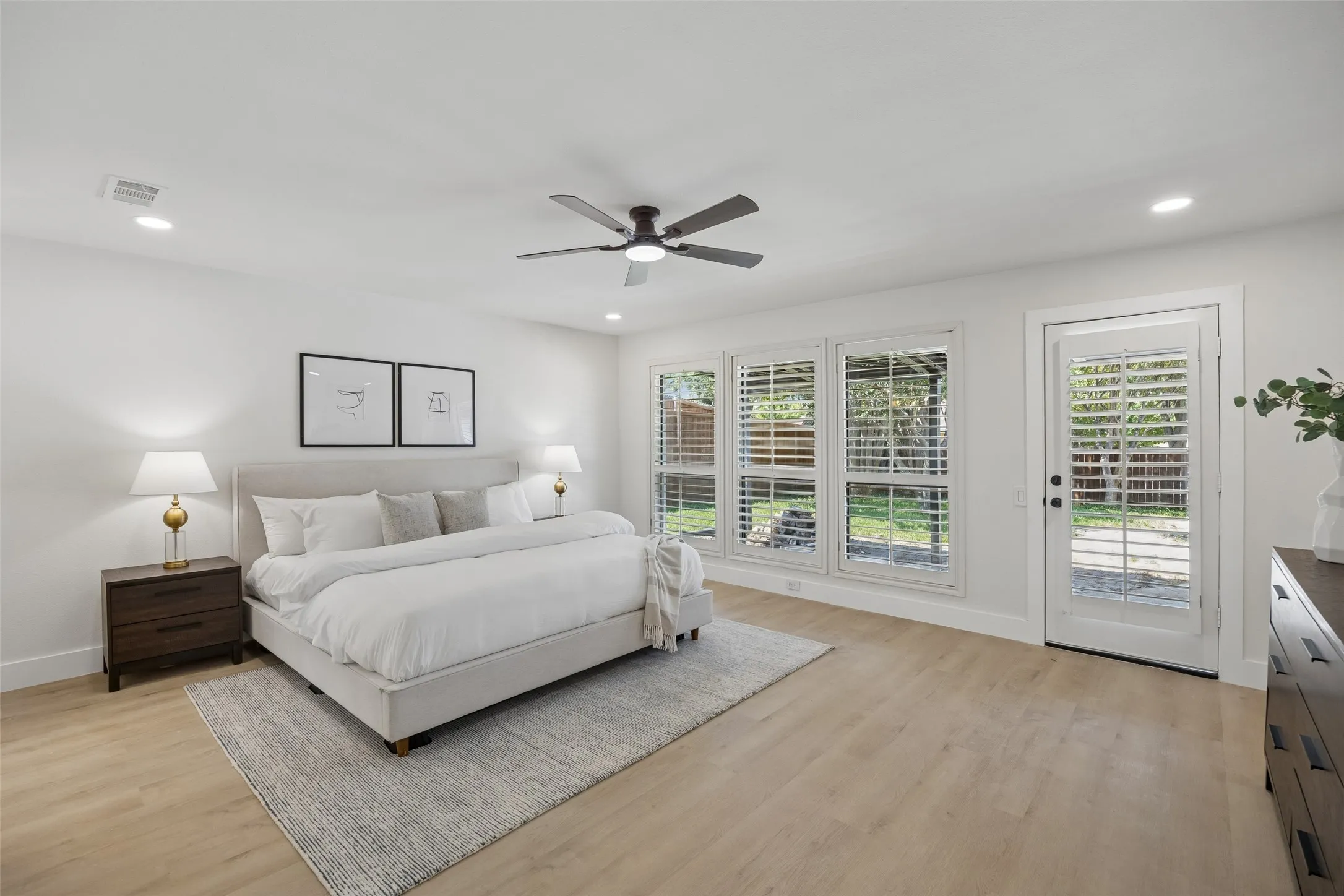 Single Family Residence For Sale in Dallas County , 1137 Seminary Ridge, Garland, Texas 75043, 3 Bedroom, 2 Bathroom, 2 Garage spaces, 2,204 Sqft, built in 1981, mls#21382820, Real Estate Agent in Garland, Homes For Sale in Dallas county, Homes For Sale in Garland, Realtor in Garland Texas, Real Estate Brokerage Independent Realty Texas, Luminita Cordes Realtor