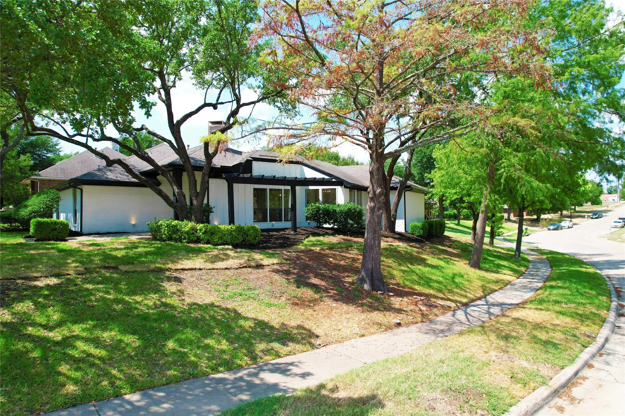 Single Family Residence For Sale in Dallas County , 1137 Seminary Ridge, Garland, Texas 75043, 3 Bedroom, 2 Bathroom, 2 Garage spaces, 2,204 Sqft, built in 1981, mls#21382820, Real Estate Agent in Garland, Homes For Sale in Dallas county, Homes For Sale in Garland, Realtor in Garland Texas, Real Estate Brokerage Independent Realty Texas, Luminita Cordes Realtor