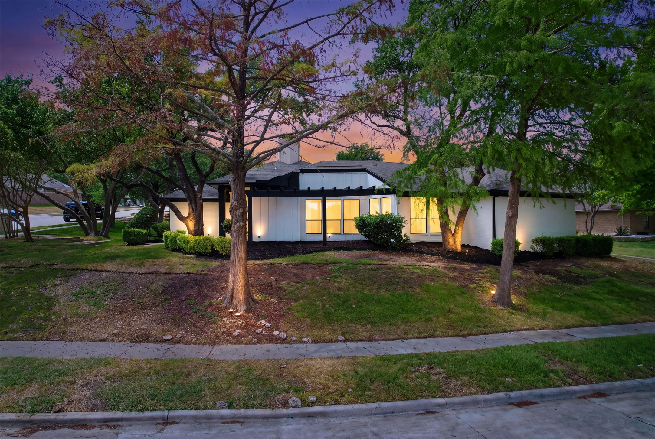 Single Family Residence For Sale in Dallas County , 1137 Seminary Ridge, Garland, Texas 75043, 3 Bedroom, 2 Bathroom, 2 Garage spaces, 2,204 Sqft, built in 1981, mls#21382820, Real Estate Agent in Garland, Homes For Sale in Dallas county, Homes For Sale in Garland, Realtor in Garland Texas, Real Estate Brokerage Independent Realty Texas, Luminita Cordes Realtor
