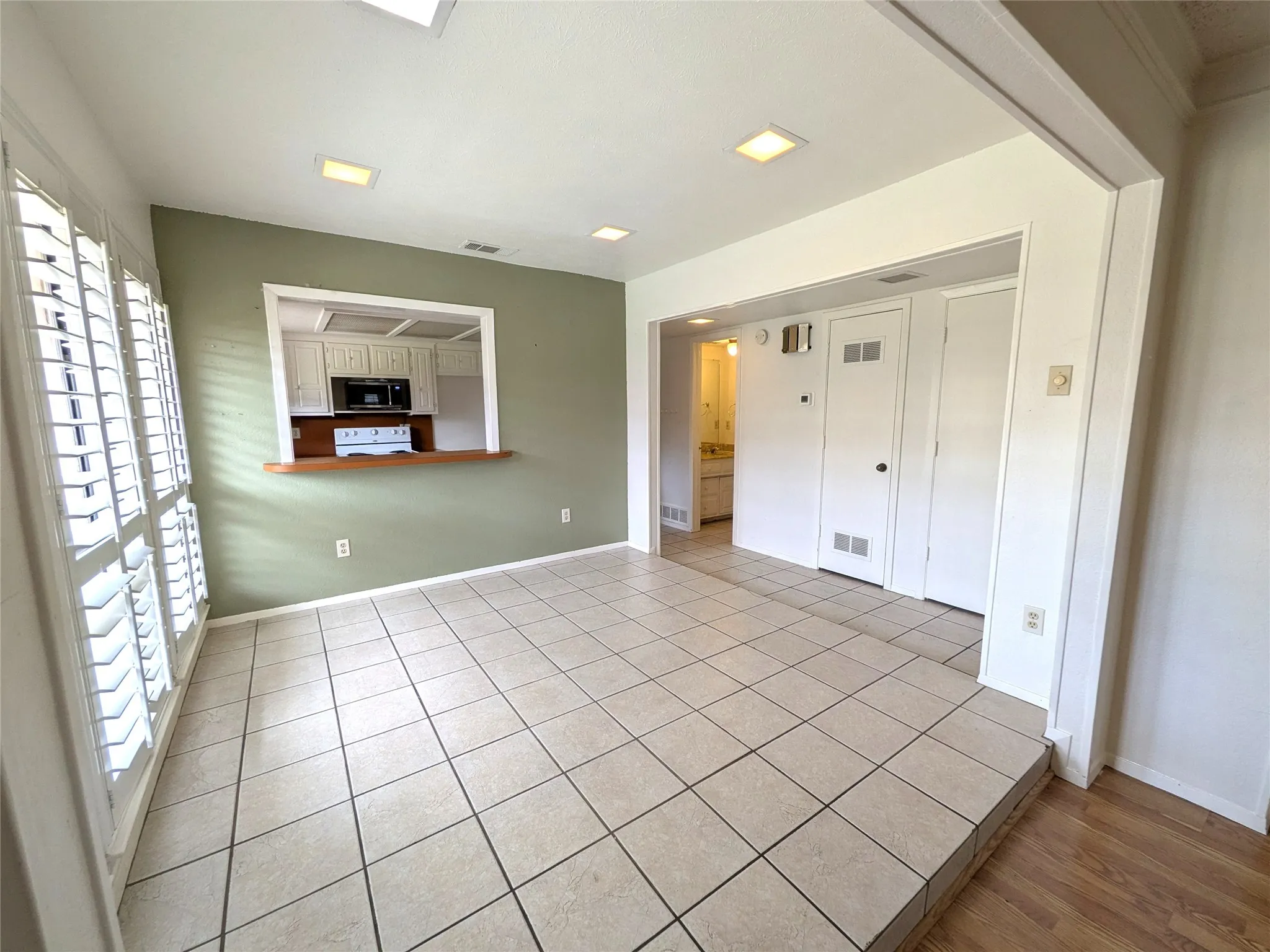 Single Family Residence For Rent in Collin County , 3302 Townbluff Place, Plano, Texas 75023, 3 Bedroom, 3 Bathroom, 2 Garage spaces, 1,517 Sqft, built in 1979, mls#21382925, Real Estate Agent in Plano, Homes For Rent in Collin county, Homes For Rent in Plano, Realtor in Plano Texas, Real Estate Brokerage Independent Realty Texas, Luminita Cordes Realtor