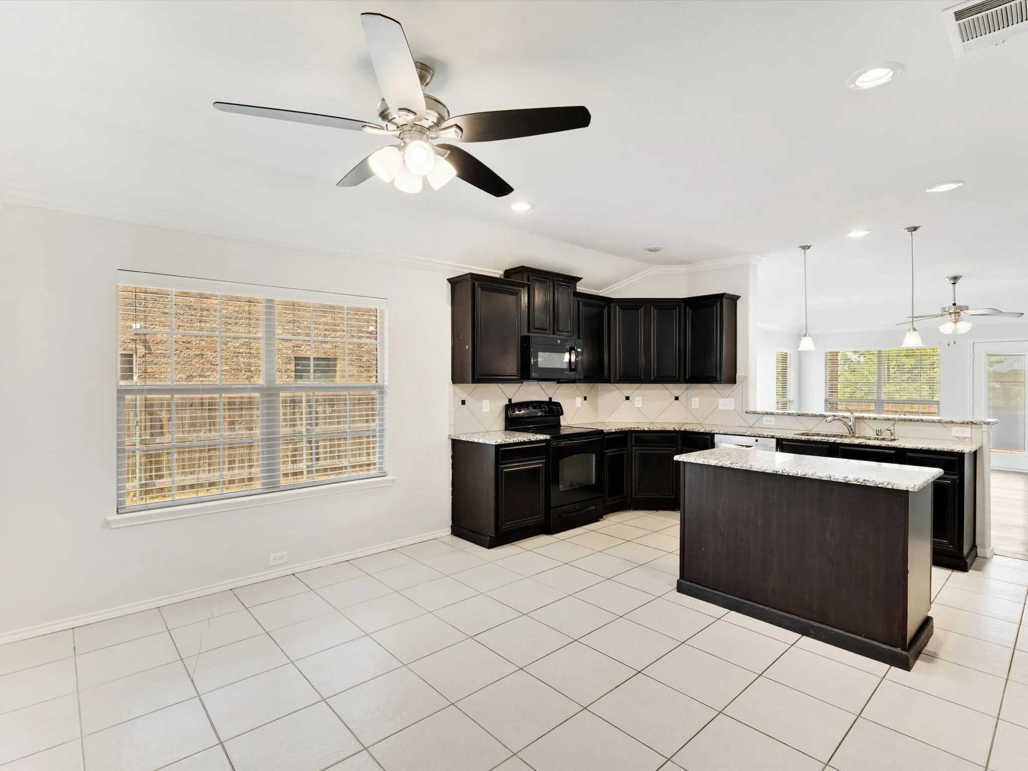 Single Family Residence For Sale in Ellis County , 113 Holly Street, Waxahachie, Texas 75165, 4 Bedroom, 3 Bathroom, 2 Garage spaces, 2,368 Sqft, built in 2012, mls#21371671, Real Estate Agent in Waxahachie, Homes For Sale in Ellis county, Homes For Sale in Waxahachie, Realtor in Waxahachie Texas, Real Estate Brokerage Independent Realty Texas, Luminita Cordes Realtor
