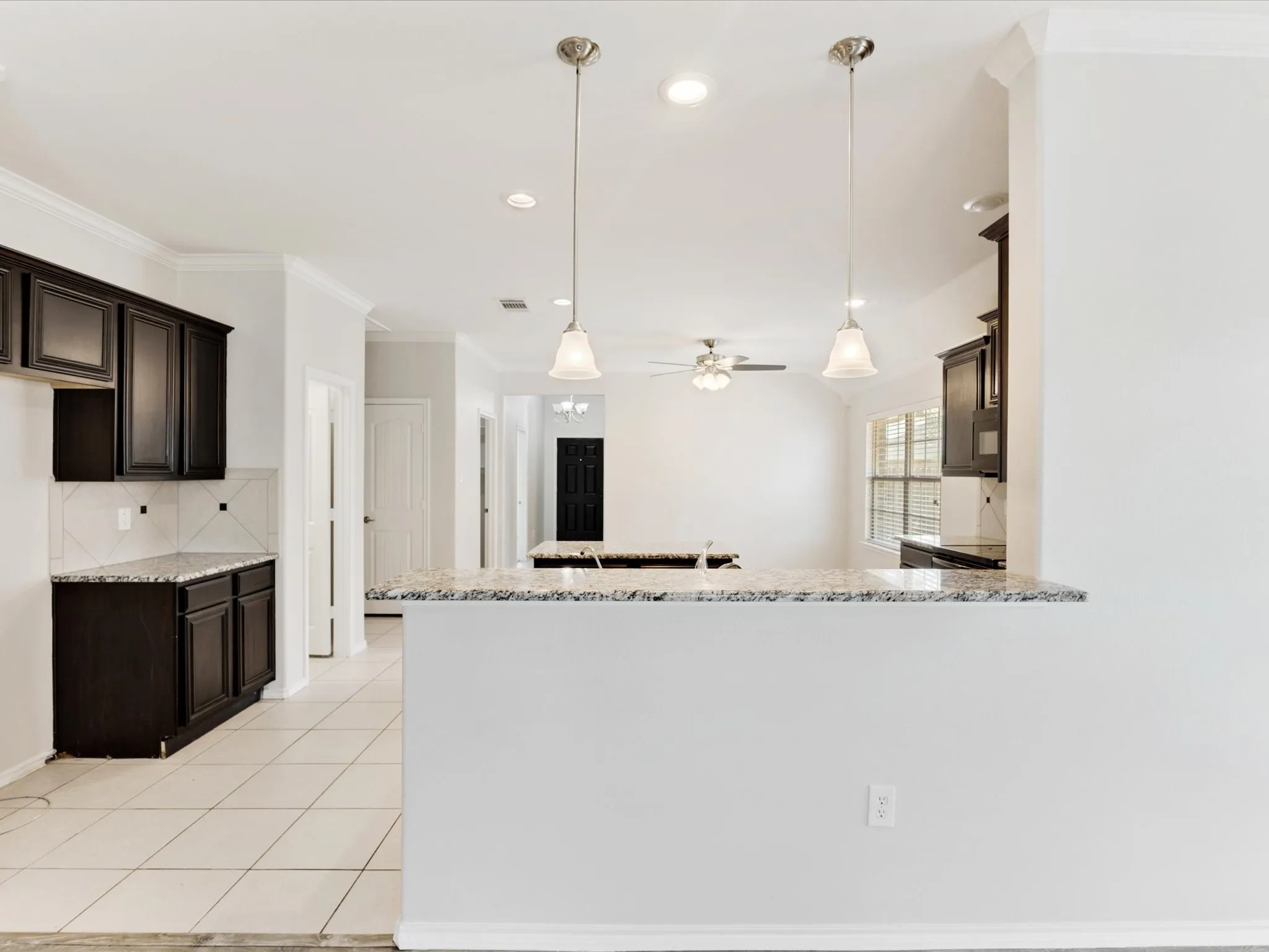 Single Family Residence For Sale in Ellis County , 113 Holly Street, Waxahachie, Texas 75165, 4 Bedroom, 3 Bathroom, 2 Garage spaces, 2,368 Sqft, built in 2012, mls#21371671, Real Estate Agent in Waxahachie, Homes For Sale in Ellis county, Homes For Sale in Waxahachie, Realtor in Waxahachie Texas, Real Estate Brokerage Independent Realty Texas, Luminita Cordes Realtor