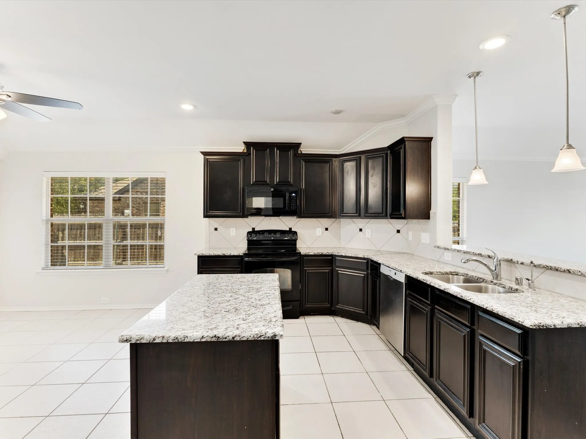 Single Family Residence For Sale in Ellis County , 113 Holly Street, Waxahachie, Texas 75165, 4 Bedroom, 3 Bathroom, 2 Garage spaces, 2,368 Sqft, built in 2012, mls#21371671, Real Estate Agent in Waxahachie, Homes For Sale in Ellis county, Homes For Sale in Waxahachie, Realtor in Waxahachie Texas, Real Estate Brokerage Independent Realty Texas, Luminita Cordes Realtor
