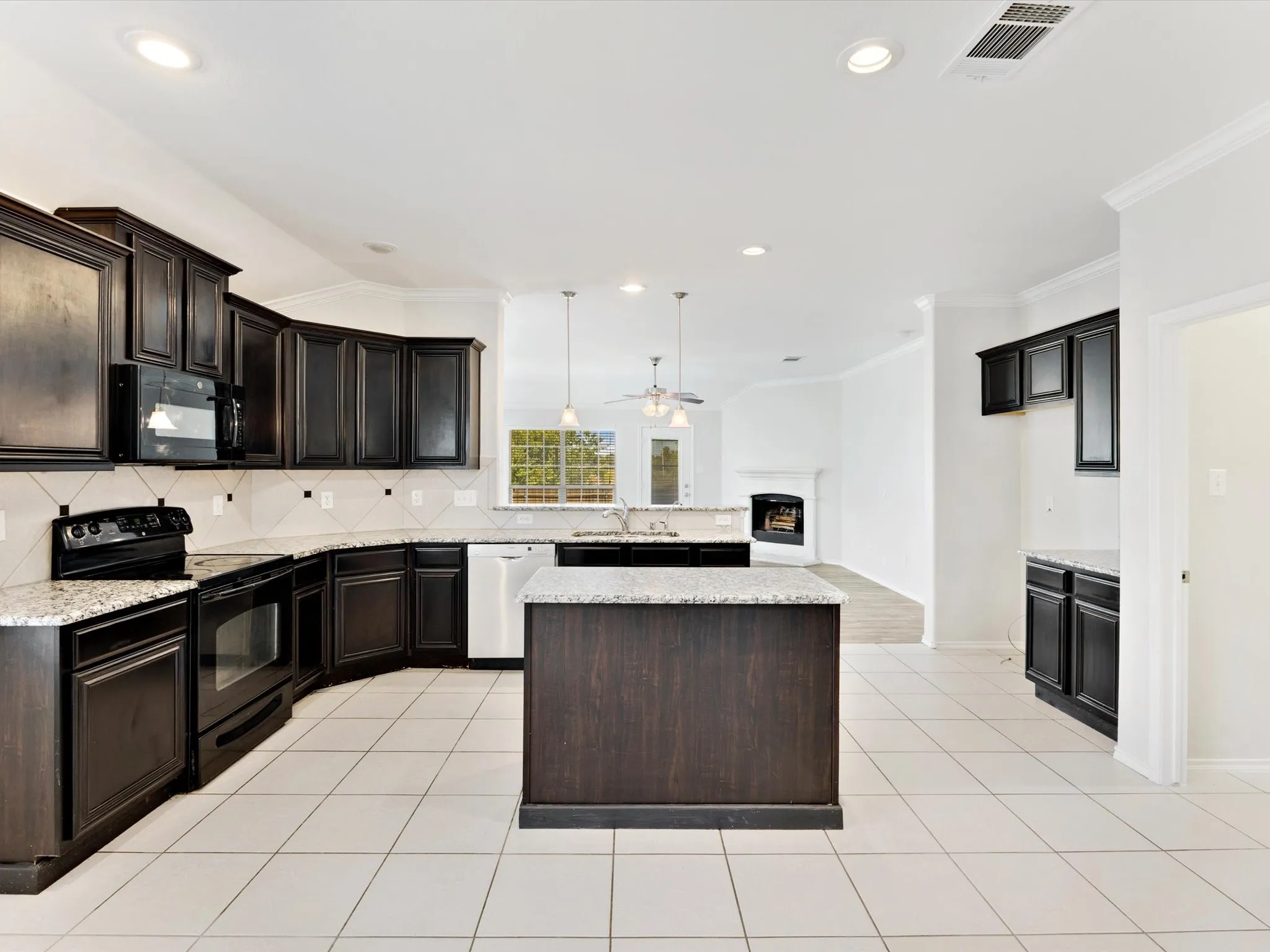 Single Family Residence For Sale in Ellis County , 113 Holly Street, Waxahachie, Texas 75165, 4 Bedroom, 3 Bathroom, 2 Garage spaces, 2,368 Sqft, built in 2012, mls#21371671, Real Estate Agent in Waxahachie, Homes For Sale in Ellis county, Homes For Sale in Waxahachie, Realtor in Waxahachie Texas, Real Estate Brokerage Independent Realty Texas, Luminita Cordes Realtor