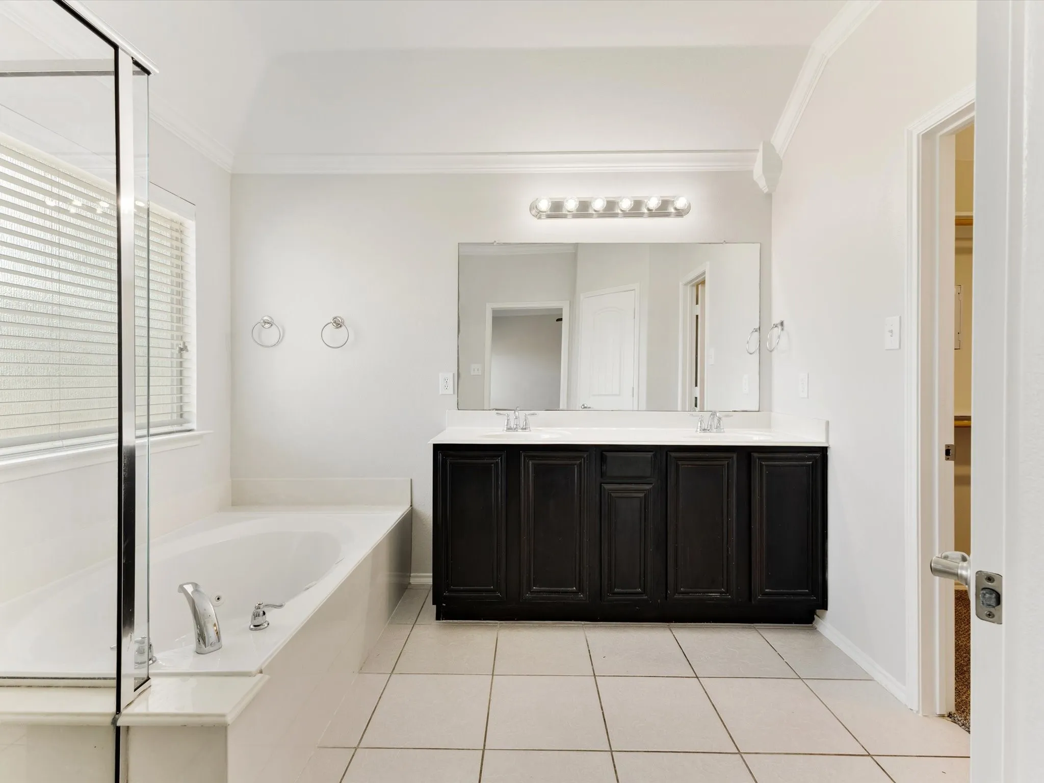 Single Family Residence For Sale in Ellis County , 113 Holly Street, Waxahachie, Texas 75165, 4 Bedroom, 3 Bathroom, 2 Garage spaces, 2,368 Sqft, built in 2012, mls#21371671, Real Estate Agent in Waxahachie, Homes For Sale in Ellis county, Homes For Sale in Waxahachie, Realtor in Waxahachie Texas, Real Estate Brokerage Independent Realty Texas, Luminita Cordes Realtor