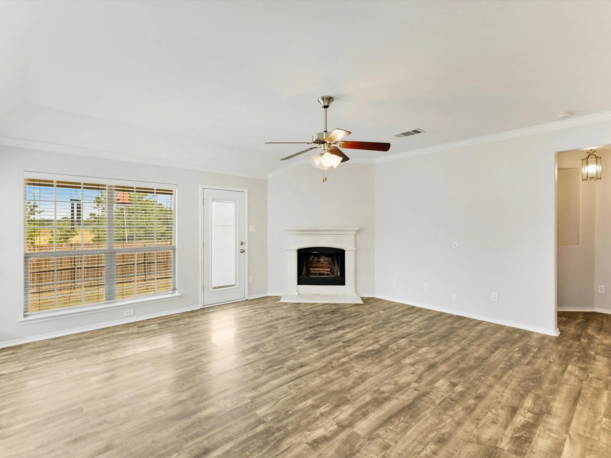 Single Family Residence For Sale in Ellis County , 113 Holly Street, Waxahachie, Texas 75165, 4 Bedroom, 3 Bathroom, 2 Garage spaces, 2,368 Sqft, built in 2012, mls#21371671, Real Estate Agent in Waxahachie, Homes For Sale in Ellis county, Homes For Sale in Waxahachie, Realtor in Waxahachie Texas, Real Estate Brokerage Independent Realty Texas, Luminita Cordes Realtor