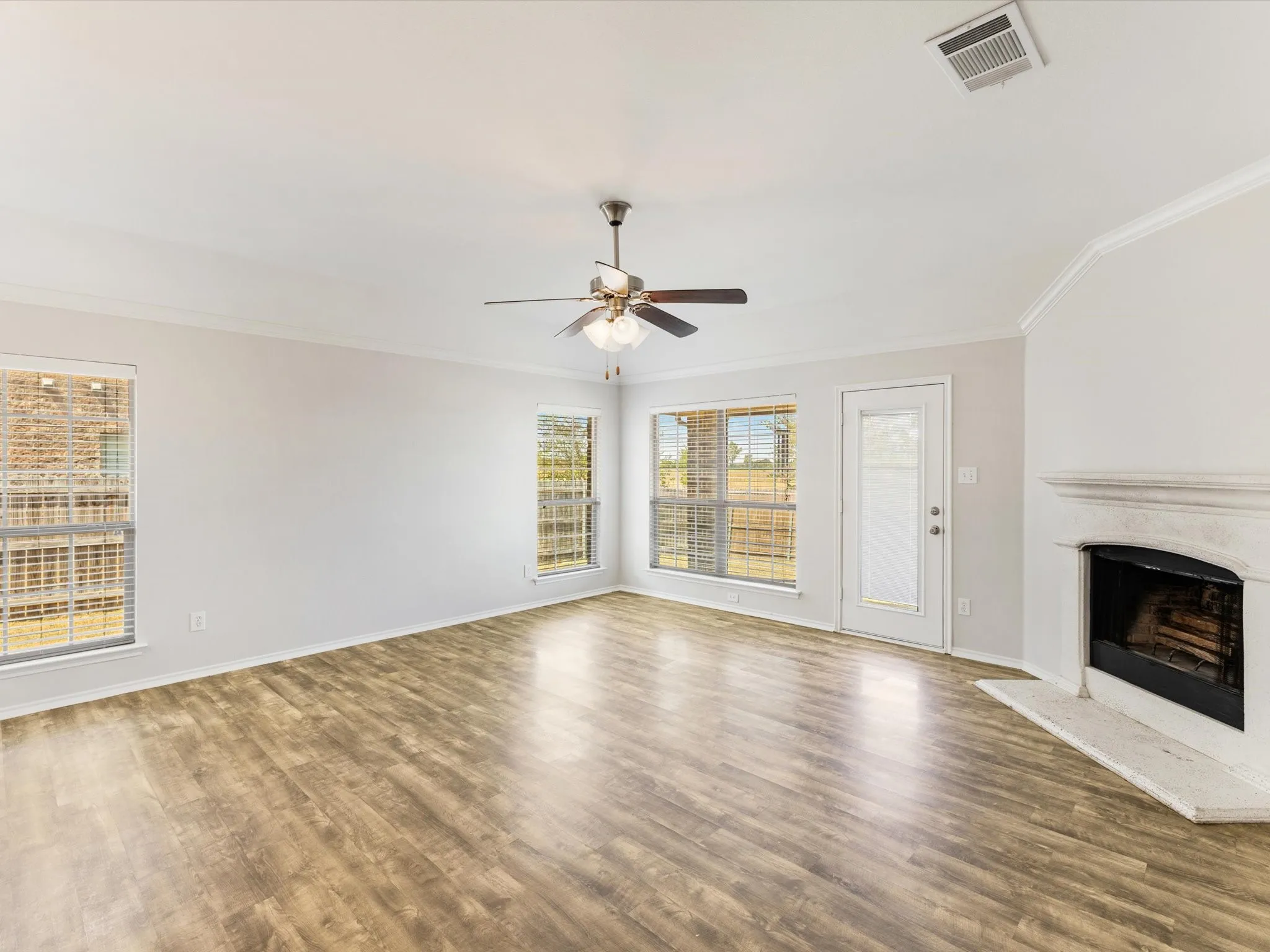 Single Family Residence For Sale in Ellis County , 113 Holly Street, Waxahachie, Texas 75165, 4 Bedroom, 3 Bathroom, 2 Garage spaces, 2,368 Sqft, built in 2012, mls#21371671, Real Estate Agent in Waxahachie, Homes For Sale in Ellis county, Homes For Sale in Waxahachie, Realtor in Waxahachie Texas, Real Estate Brokerage Independent Realty Texas, Luminita Cordes Realtor