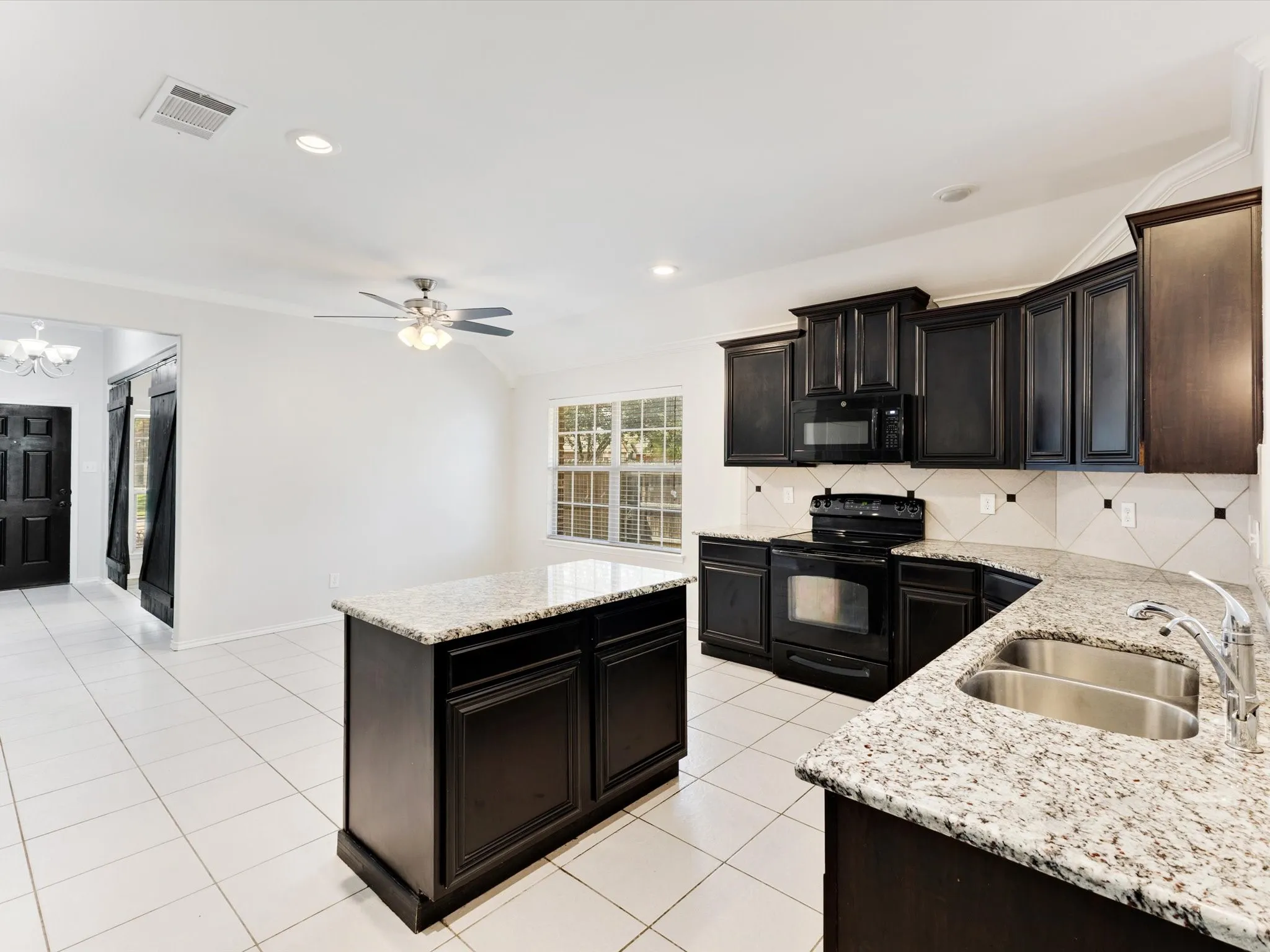 Single Family Residence For Sale in Ellis County , 113 Holly Street, Waxahachie, Texas 75165, 4 Bedroom, 3 Bathroom, 2 Garage spaces, 2,368 Sqft, built in 2012, mls#21371671, Real Estate Agent in Waxahachie, Homes For Sale in Ellis county, Homes For Sale in Waxahachie, Realtor in Waxahachie Texas, Real Estate Brokerage Independent Realty Texas, Luminita Cordes Realtor