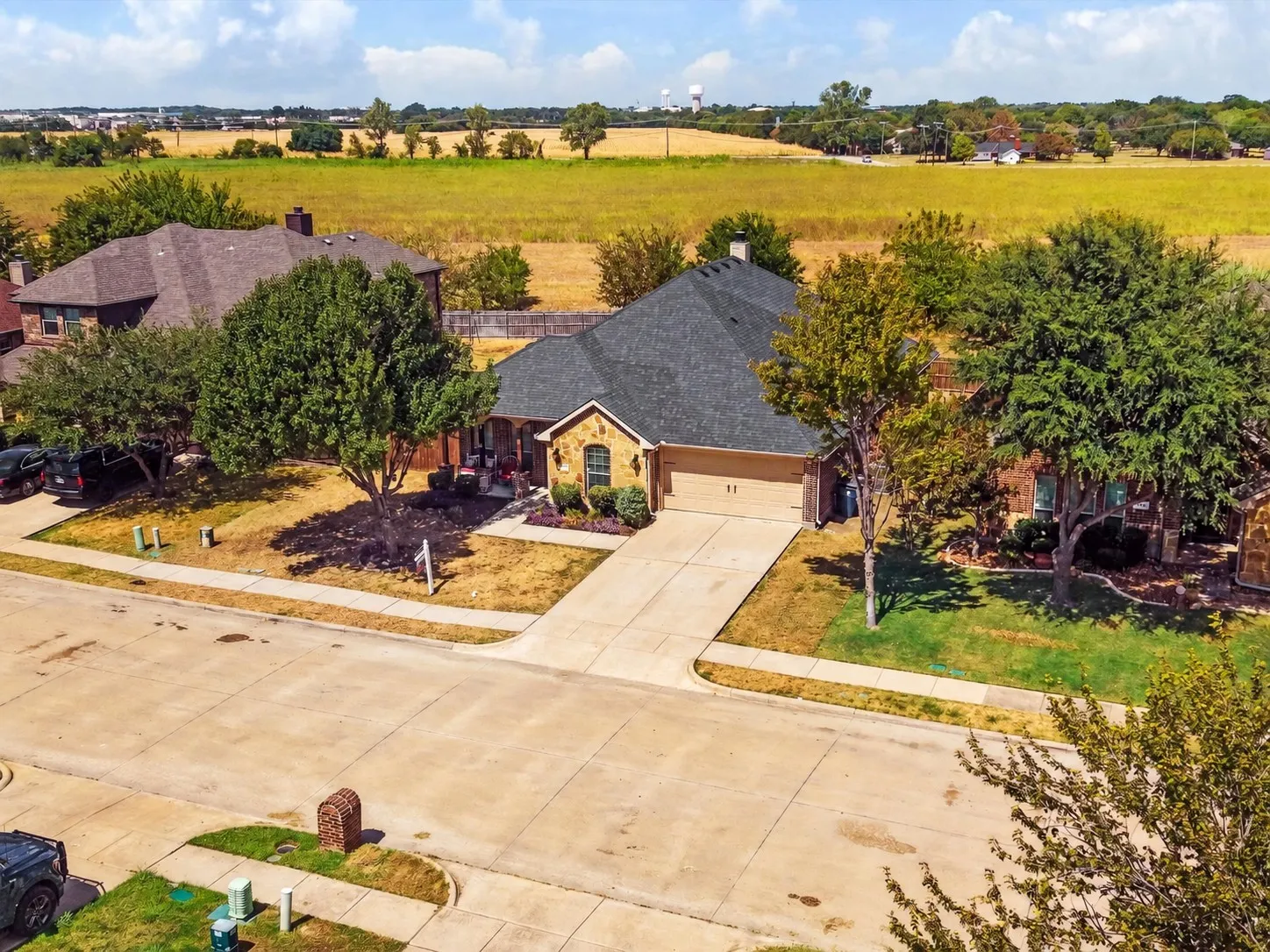 Single Family Residence For Sale in Ellis County , 113 Holly Street, Waxahachie, Texas 75165, 4 Bedroom, 3 Bathroom, 2 Garage spaces, 2,368 Sqft, built in 2012, mls#21371671, Real Estate Agent in Waxahachie, Homes For Sale in Ellis county, Homes For Sale in Waxahachie, Realtor in Waxahachie Texas, Real Estate Brokerage Independent Realty Texas, Luminita Cordes Realtor