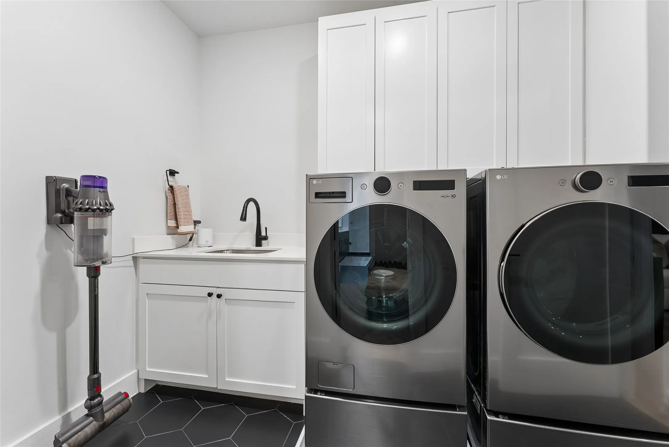 Townhouse For Sale in Dallas County , 3922 Redding Row, Dallas, Texas 75220, 3 Bedroom, 3 Bathroom, 2 Garage spaces, 2,700 Sqft, built in 2021, mls#21377166, Real Estate Agent in Dallas, Homes For Sale in Dallas county, Homes For Sale in Dallas, Realtor in Dallas Texas, Real Estate Brokerage Independent Realty Texas, Luminita Cordes Realtor
