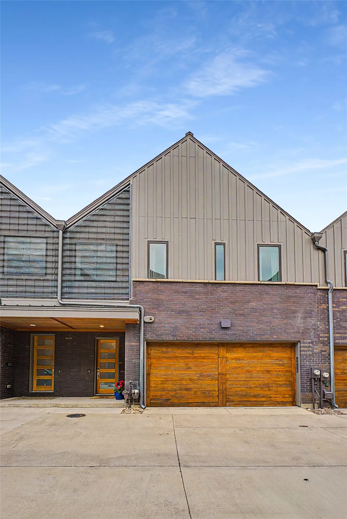 Townhouse For Sale in Dallas County , 3922 Redding Row, Dallas, Texas 75220, 3 Bedroom, 3 Bathroom, 2 Garage spaces, 2,700 Sqft, built in 2021, mls#21377166, Real Estate Agent in Dallas, Homes For Sale in Dallas county, Homes For Sale in Dallas, Realtor in Dallas Texas, Real Estate Brokerage Independent Realty Texas, Luminita Cordes Realtor