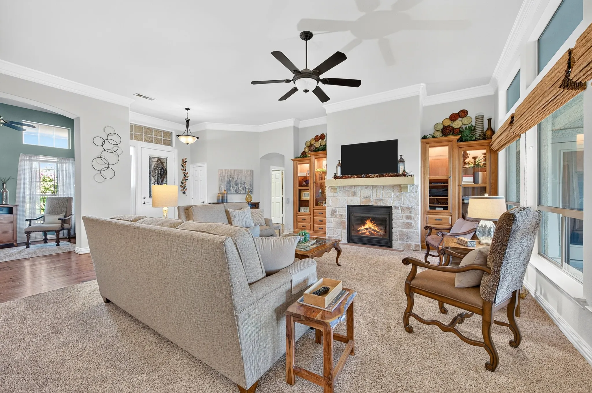 Such a wonderful room in which to entertain!