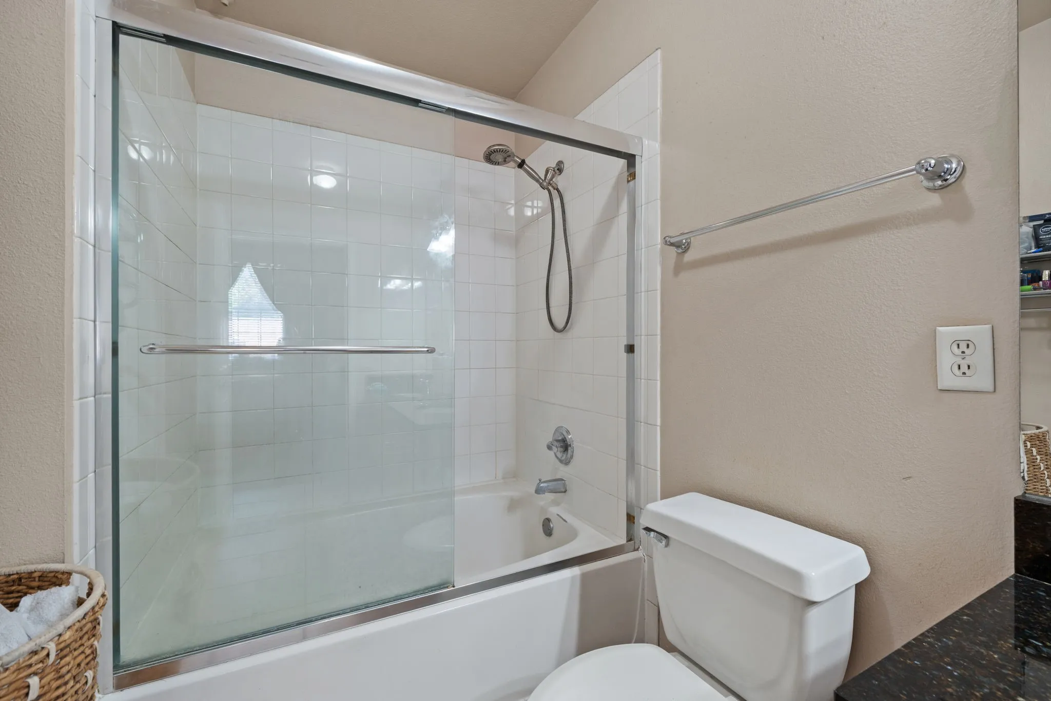 Condominium For Sale in Dallas County , 2305 Worthington Street 108, Dallas, Texas 75204, 2 Bedroom, 2 Bathroom, 2 Garage spaces, 1,295 Sqft, built in 1999, mls#21377136, Real Estate Agent in Dallas, Homes For Sale in Dallas county, Homes For Sale in Dallas, Realtor in Dallas Texas, Real Estate Brokerage Independent Realty Texas, Luminita Cordes Realtor