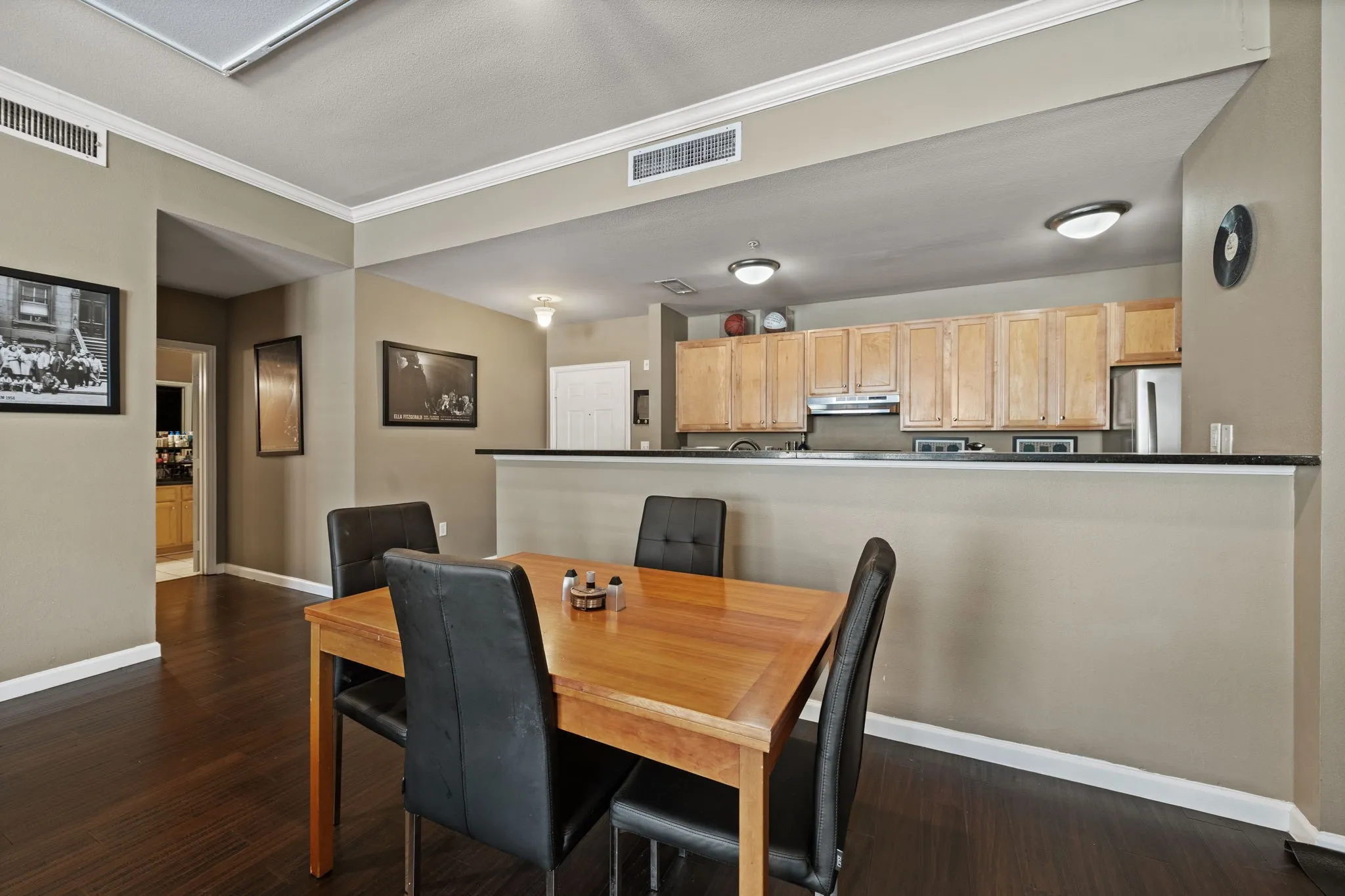 Condominium For Sale in Dallas County , 2305 Worthington Street 108, Dallas, Texas 75204, 2 Bedroom, 2 Bathroom, 2 Garage spaces, 1,295 Sqft, built in 1999, mls#21377136, Real Estate Agent in Dallas, Homes For Sale in Dallas county, Homes For Sale in Dallas, Realtor in Dallas Texas, Real Estate Brokerage Independent Realty Texas, Luminita Cordes Realtor