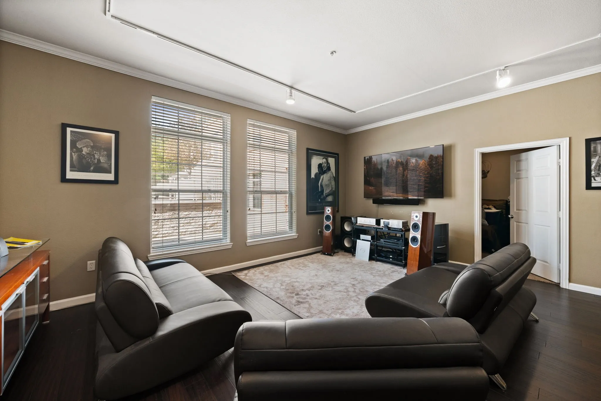 Condominium For Sale in Dallas County , 2305 Worthington Street 108, Dallas, Texas 75204, 2 Bedroom, 2 Bathroom, 2 Garage spaces, 1,295 Sqft, built in 1999, mls#21377136, Real Estate Agent in Dallas, Homes For Sale in Dallas county, Homes For Sale in Dallas, Realtor in Dallas Texas, Real Estate Brokerage Independent Realty Texas, Luminita Cordes Realtor
