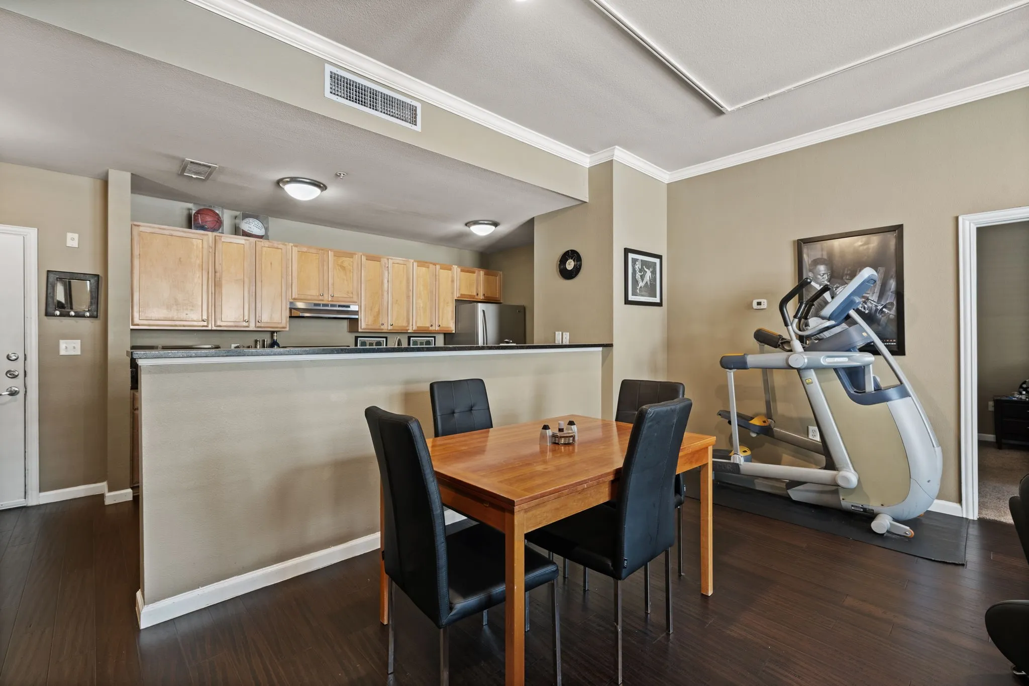 Condominium For Sale in Dallas County , 2305 Worthington Street 108, Dallas, Texas 75204, 2 Bedroom, 2 Bathroom, 2 Garage spaces, 1,295 Sqft, built in 1999, mls#21377136, Real Estate Agent in Dallas, Homes For Sale in Dallas county, Homes For Sale in Dallas, Realtor in Dallas Texas, Real Estate Brokerage Independent Realty Texas, Luminita Cordes Realtor