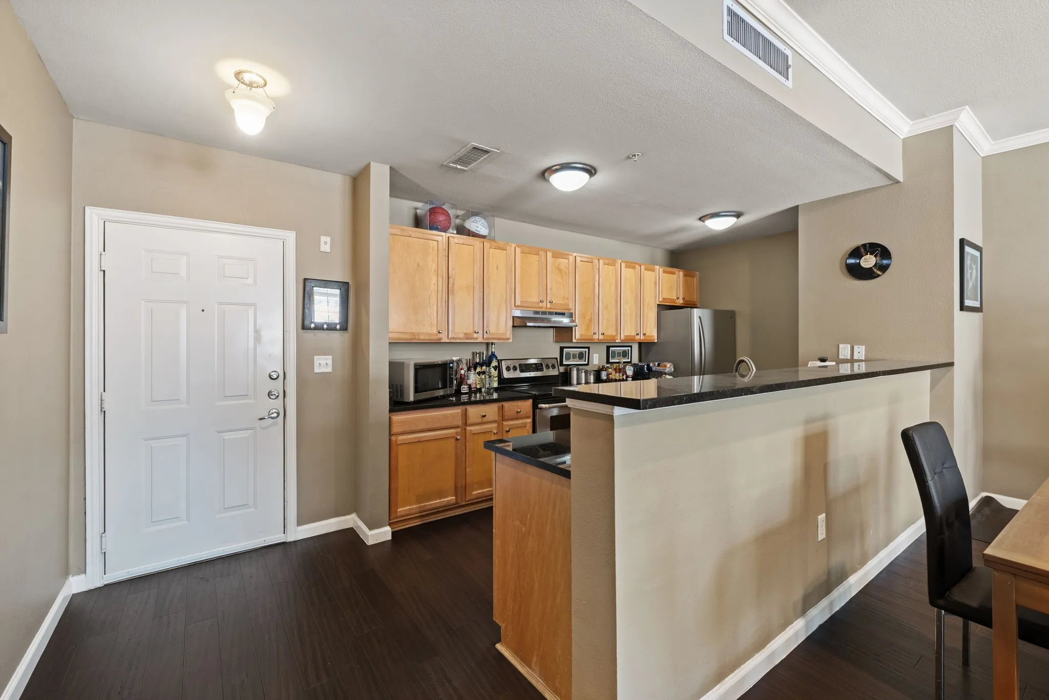 Condominium For Sale in Dallas County , 2305 Worthington Street 108, Dallas, Texas 75204, 2 Bedroom, 2 Bathroom, 2 Garage spaces, 1,295 Sqft, built in 1999, mls#21377136, Real Estate Agent in Dallas, Homes For Sale in Dallas county, Homes For Sale in Dallas, Realtor in Dallas Texas, Real Estate Brokerage Independent Realty Texas, Luminita Cordes Realtor