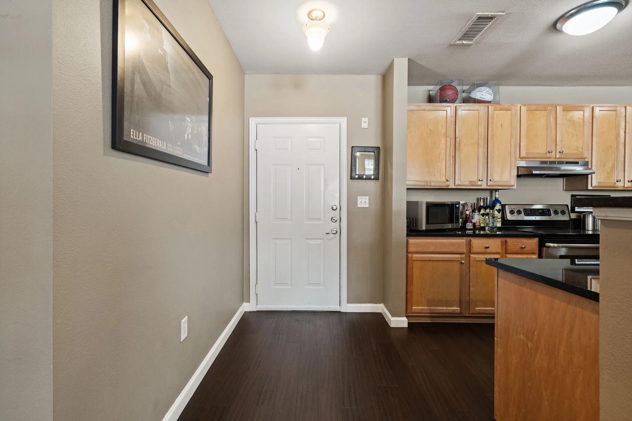 Condominium For Sale in Dallas County , 2305 Worthington Street 108, Dallas, Texas 75204, 2 Bedroom, 2 Bathroom, 2 Garage spaces, 1,295 Sqft, built in 1999, mls#21377136, Real Estate Agent in Dallas, Homes For Sale in Dallas county, Homes For Sale in Dallas, Realtor in Dallas Texas, Real Estate Brokerage Independent Realty Texas, Luminita Cordes Realtor