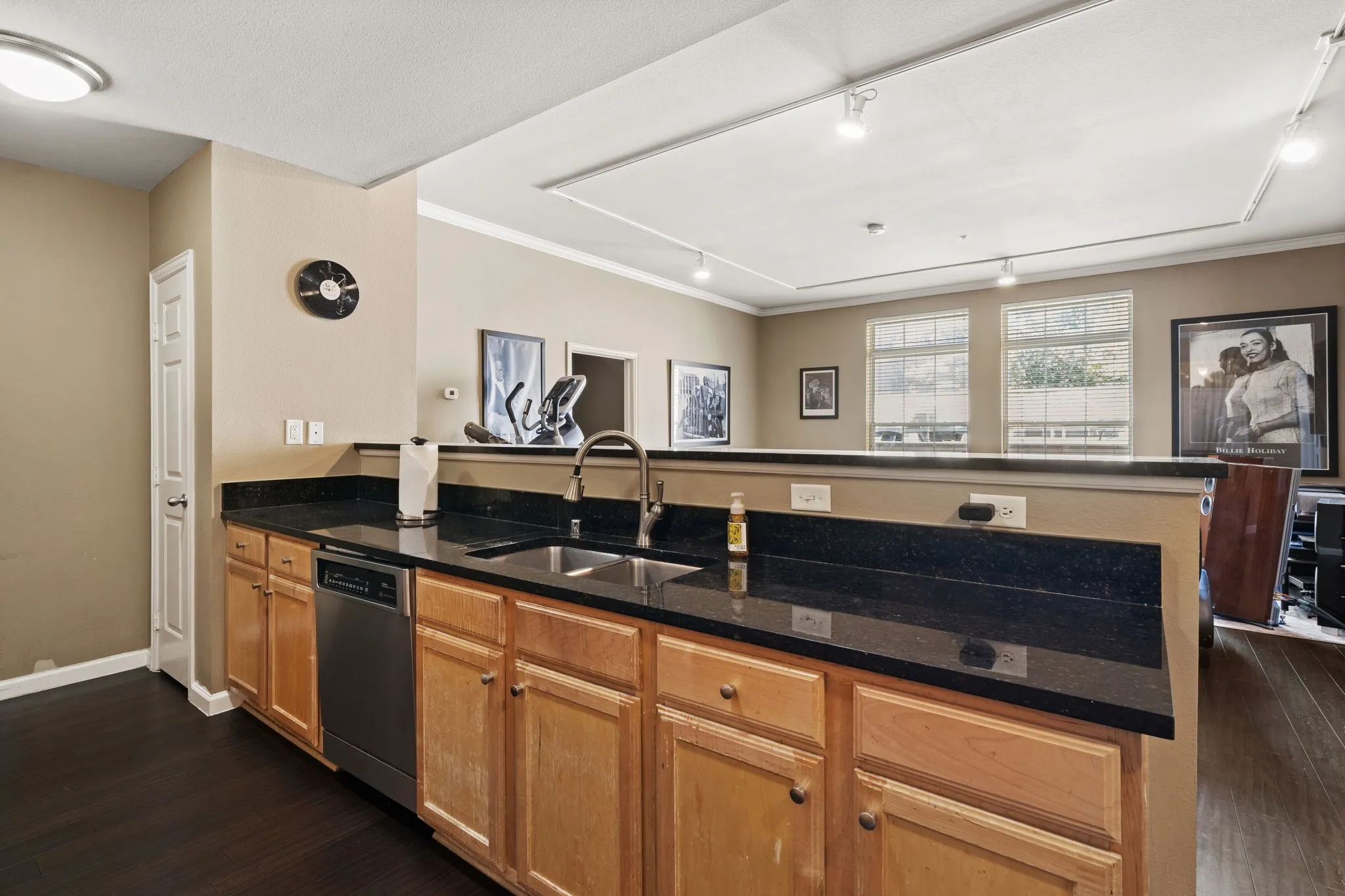 Condominium For Sale in Dallas County , 2305 Worthington Street 108, Dallas, Texas 75204, 2 Bedroom, 2 Bathroom, 2 Garage spaces, 1,295 Sqft, built in 1999, mls#21377136, Real Estate Agent in Dallas, Homes For Sale in Dallas county, Homes For Sale in Dallas, Realtor in Dallas Texas, Real Estate Brokerage Independent Realty Texas, Luminita Cordes Realtor