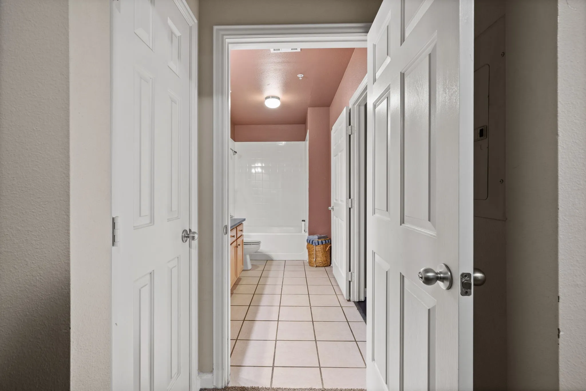 Condominium For Sale in Dallas County , 2305 Worthington Street 108, Dallas, Texas 75204, 2 Bedroom, 2 Bathroom, 2 Garage spaces, 1,295 Sqft, built in 1999, mls#21377136, Real Estate Agent in Dallas, Homes For Sale in Dallas county, Homes For Sale in Dallas, Realtor in Dallas Texas, Real Estate Brokerage Independent Realty Texas, Luminita Cordes Realtor