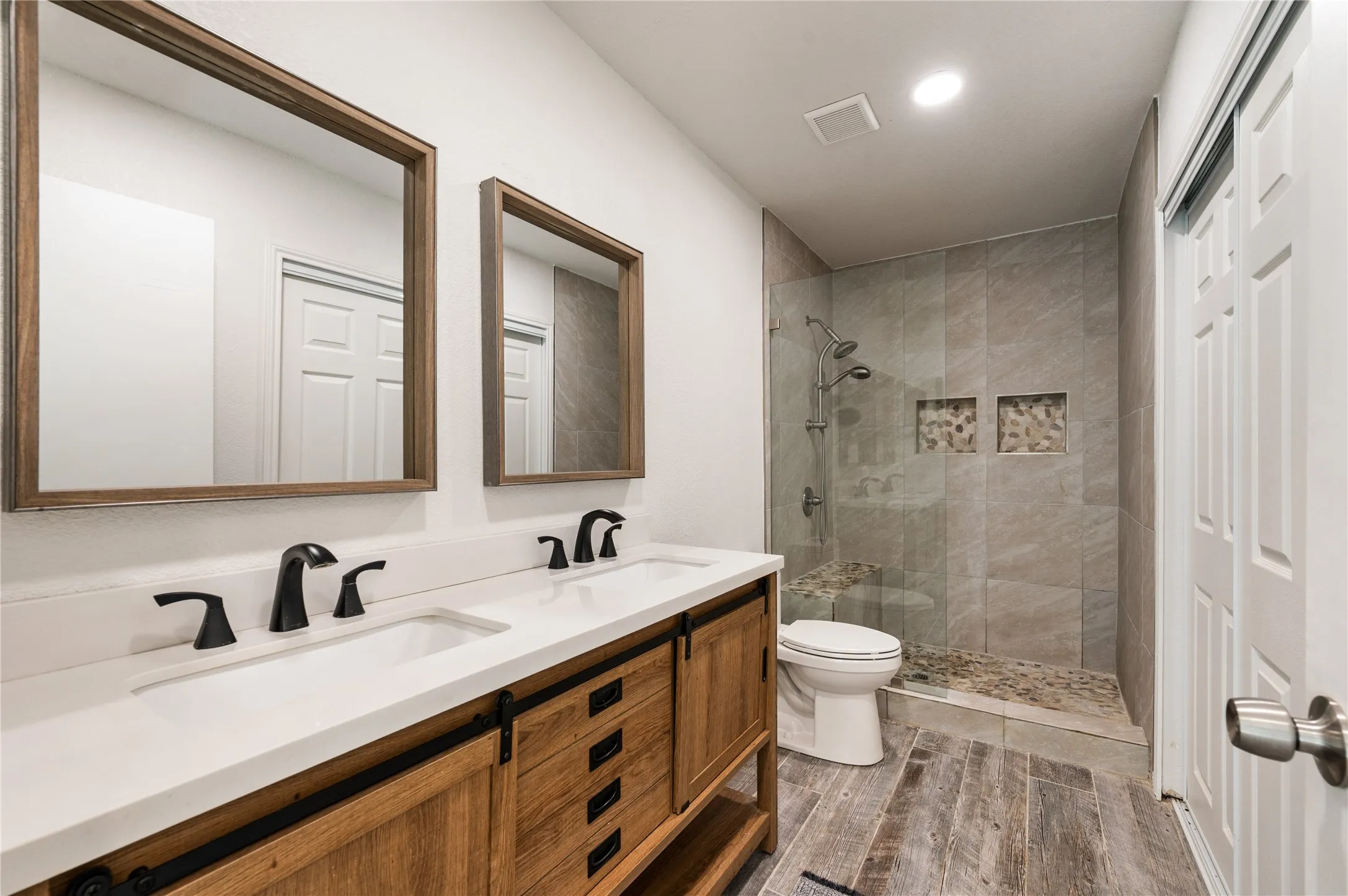 Single Family Residence For Sale in Tarrant County , 1432 Thistlewood Lane, Grapevine, Texas 76051, 3 Bedroom, 2 Bathroom, 2 Garage spaces, 1,348 Sqft, built in 1985, mls#21380570, Real Estate Agent in Grapevine, Homes For Sale in Tarrant county, Homes For Sale in Grapevine, Realtor in Grapevine Texas, Real Estate Brokerage Independent Realty Texas, Luminita Cordes Realtor