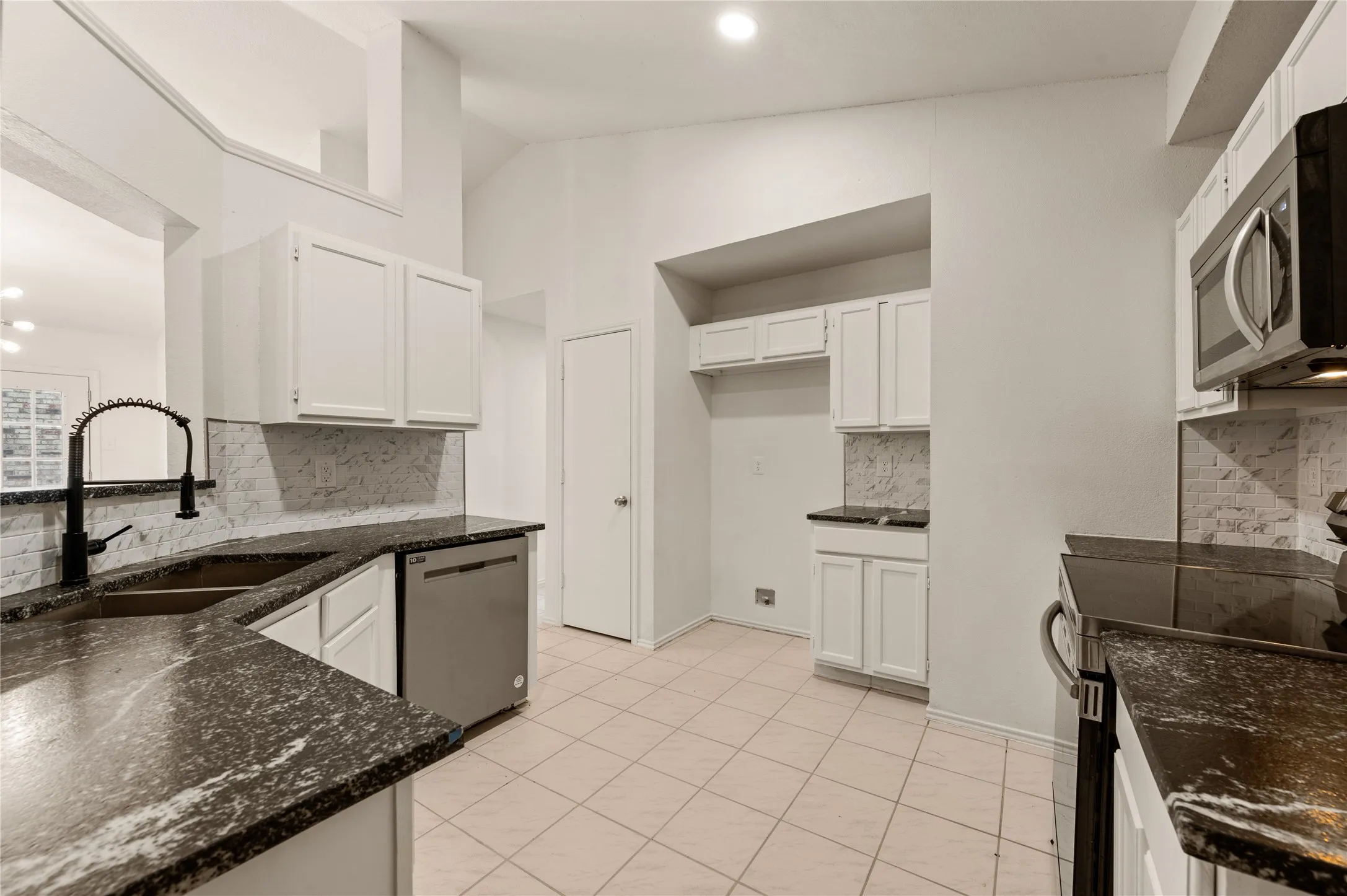 Single Family Residence For Sale in Tarrant County , 1432 Thistlewood Lane, Grapevine, Texas 76051, 3 Bedroom, 2 Bathroom, 2 Garage spaces, 1,348 Sqft, built in 1985, mls#21380570, Real Estate Agent in Grapevine, Homes For Sale in Tarrant county, Homes For Sale in Grapevine, Realtor in Grapevine Texas, Real Estate Brokerage Independent Realty Texas, Luminita Cordes Realtor