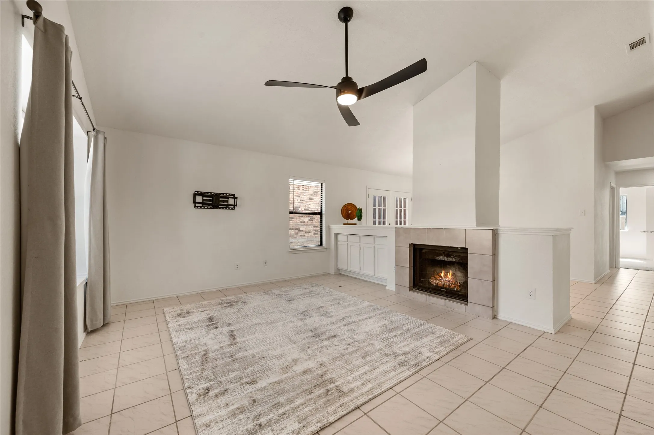 Single Family Residence For Sale in Tarrant County , 1432 Thistlewood Lane, Grapevine, Texas 76051, 3 Bedroom, 2 Bathroom, 2 Garage spaces, 1,348 Sqft, built in 1985, mls#21380570, Real Estate Agent in Grapevine, Homes For Sale in Tarrant county, Homes For Sale in Grapevine, Realtor in Grapevine Texas, Real Estate Brokerage Independent Realty Texas, Luminita Cordes Realtor