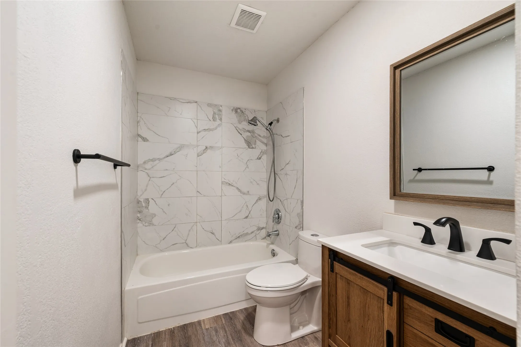 Single Family Residence For Sale in Tarrant County , 1432 Thistlewood Lane, Grapevine, Texas 76051, 3 Bedroom, 2 Bathroom, 2 Garage spaces, 1,348 Sqft, built in 1985, mls#21380570, Real Estate Agent in Grapevine, Homes For Sale in Tarrant county, Homes For Sale in Grapevine, Realtor in Grapevine Texas, Real Estate Brokerage Independent Realty Texas, Luminita Cordes Realtor