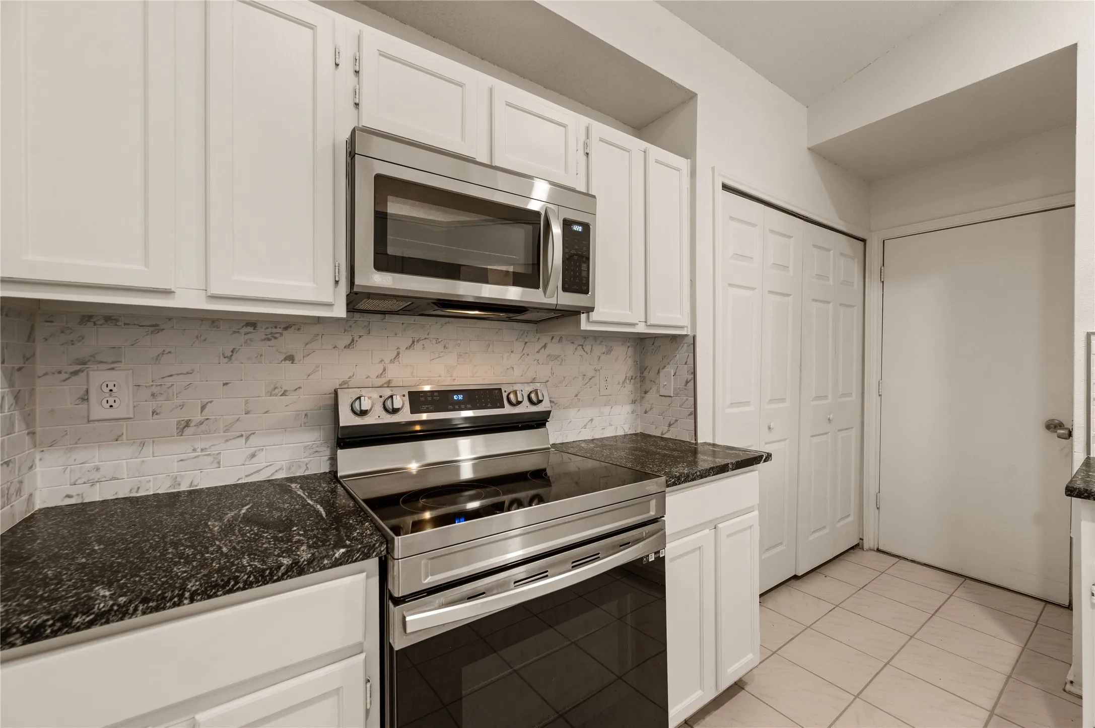 Single Family Residence For Sale in Tarrant County , 1432 Thistlewood Lane, Grapevine, Texas 76051, 3 Bedroom, 2 Bathroom, 2 Garage spaces, 1,348 Sqft, built in 1985, mls#21380570, Real Estate Agent in Grapevine, Homes For Sale in Tarrant county, Homes For Sale in Grapevine, Realtor in Grapevine Texas, Real Estate Brokerage Independent Realty Texas, Luminita Cordes Realtor