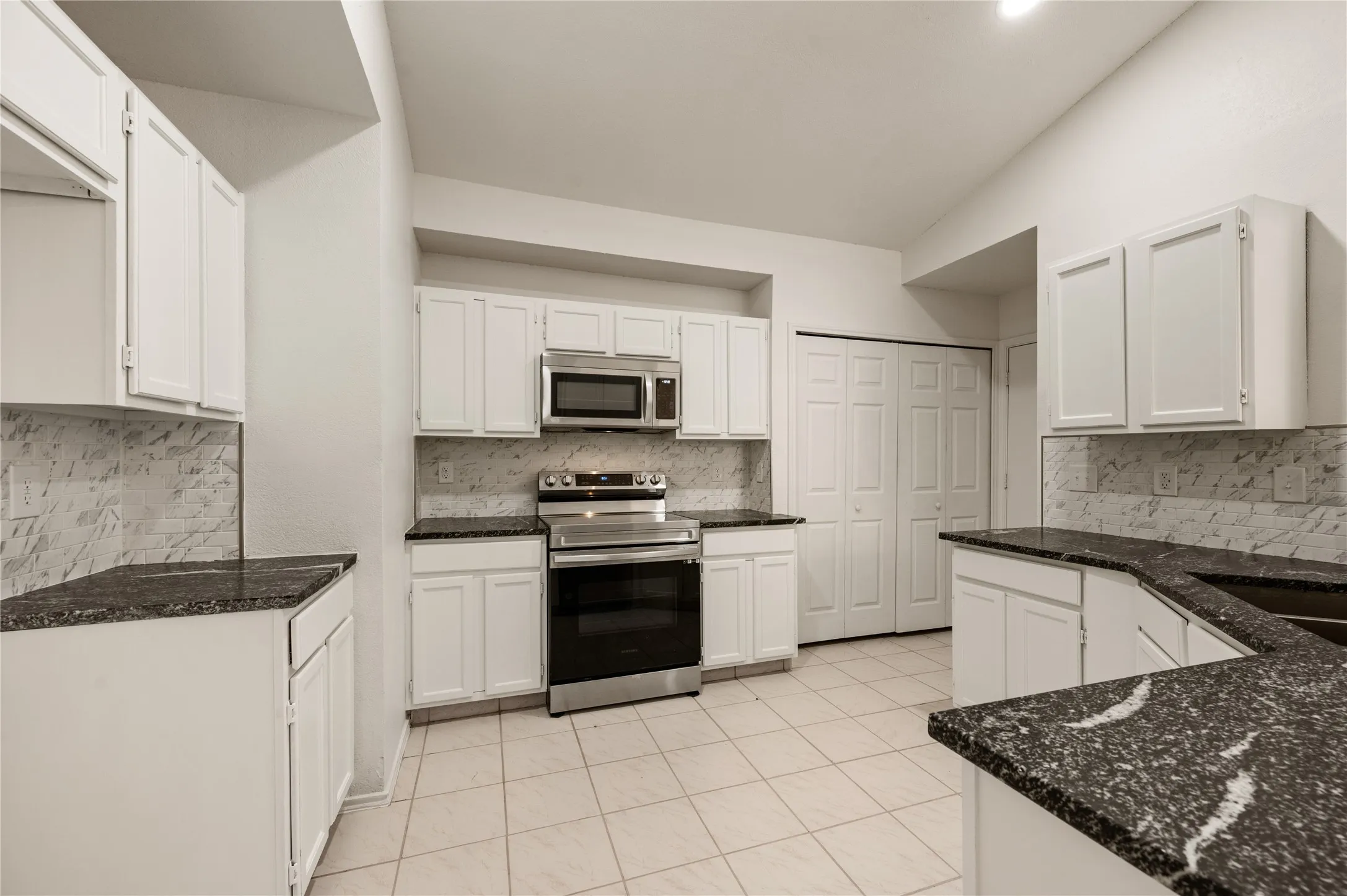 Single Family Residence For Sale in Tarrant County , 1432 Thistlewood Lane, Grapevine, Texas 76051, 3 Bedroom, 2 Bathroom, 2 Garage spaces, 1,348 Sqft, built in 1985, mls#21380570, Real Estate Agent in Grapevine, Homes For Sale in Tarrant county, Homes For Sale in Grapevine, Realtor in Grapevine Texas, Real Estate Brokerage Independent Realty Texas, Luminita Cordes Realtor