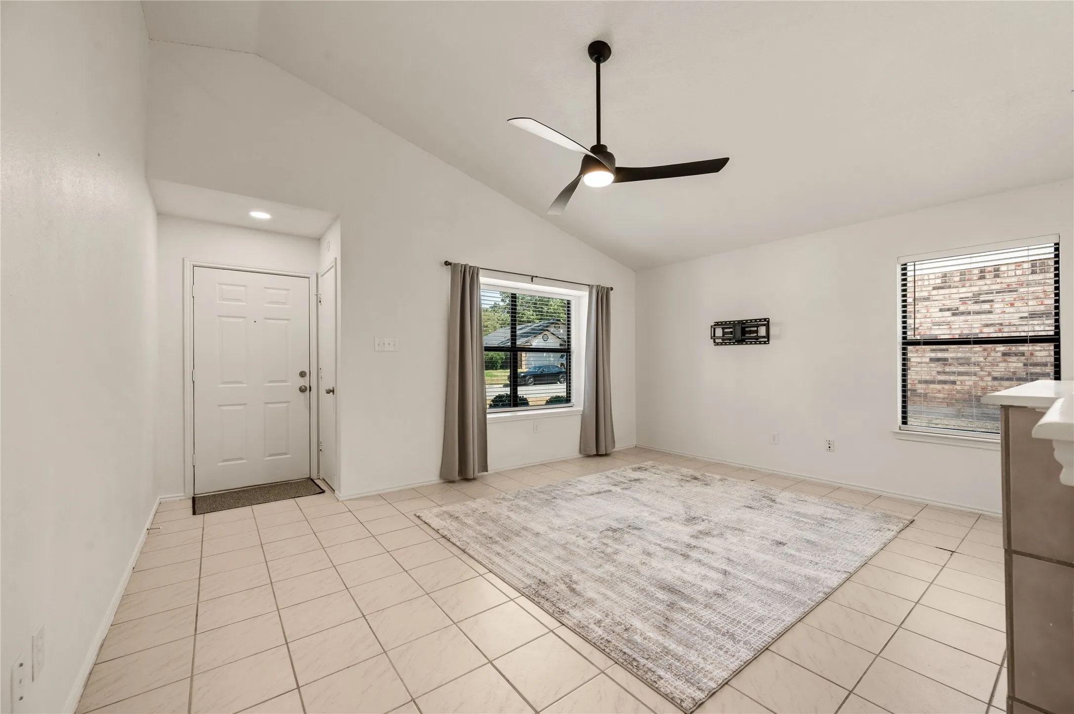 Single Family Residence For Sale in Tarrant County , 1432 Thistlewood Lane, Grapevine, Texas 76051, 3 Bedroom, 2 Bathroom, 2 Garage spaces, 1,348 Sqft, built in 1985, mls#21380570, Real Estate Agent in Grapevine, Homes For Sale in Tarrant county, Homes For Sale in Grapevine, Realtor in Grapevine Texas, Real Estate Brokerage Independent Realty Texas, Luminita Cordes Realtor