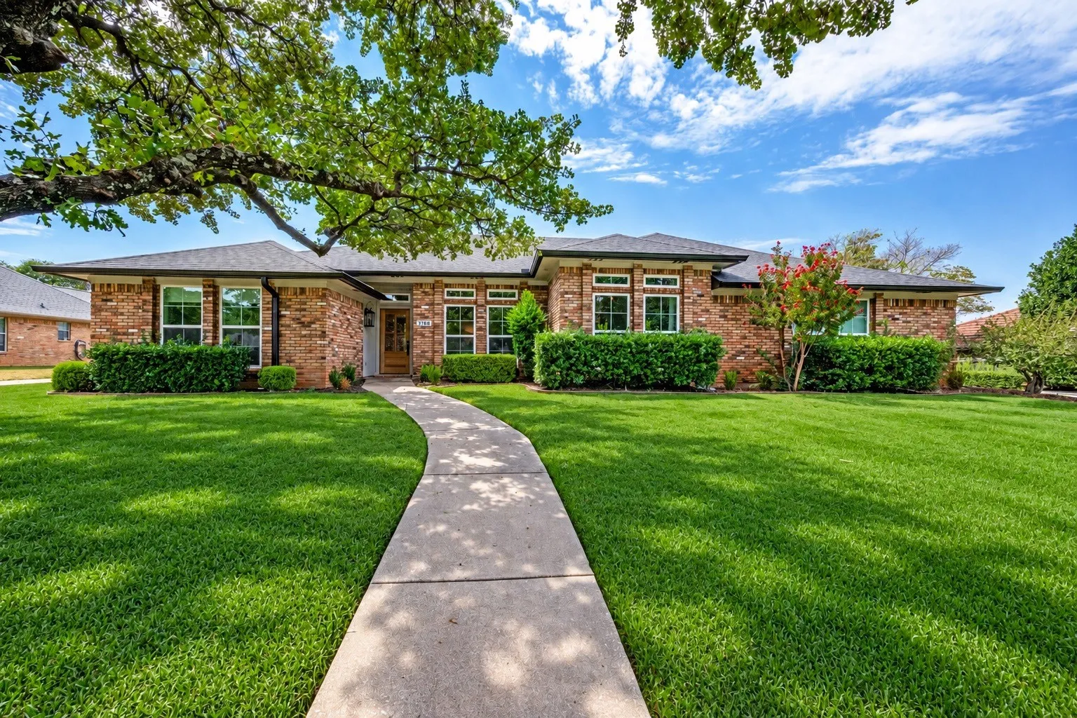Single Family Residence For Sale in Tarrant County , 3700 Cliffwood Drive, Colleyville, Texas 76034, 3 Bedroom, 3 Bathroom, 2 Garage spaces, 2,267 Sqft, built in 1983, mls#21380627, Real Estate Agent in Colleyville, Homes For Sale in Tarrant county, Homes For Sale in Colleyville, Realtor in Colleyville Texas, Real Estate Brokerage Independent Realty Texas, Luminita Cordes Realtor