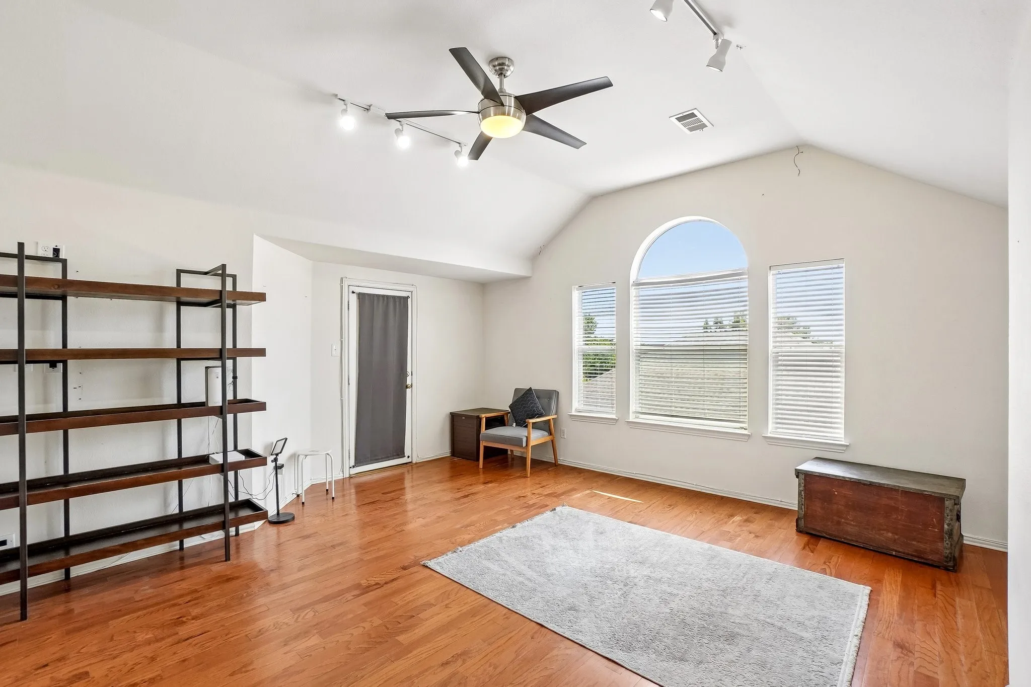 Single Family Residence For Rent in Dallas County , 6940 Chapelridge Drive, Dallas, Texas 75249, 4 Bedroom, 3 Bathroom, 2 Garage spaces, 3,141 Sqft, built in 2003, mls#21381911, Real Estate Agent in Dallas, Homes For Rent in Dallas county, Homes For Rent in Dallas, Realtor in Dallas Texas, Real Estate Brokerage Independent Realty Texas, Luminita Cordes Realtor